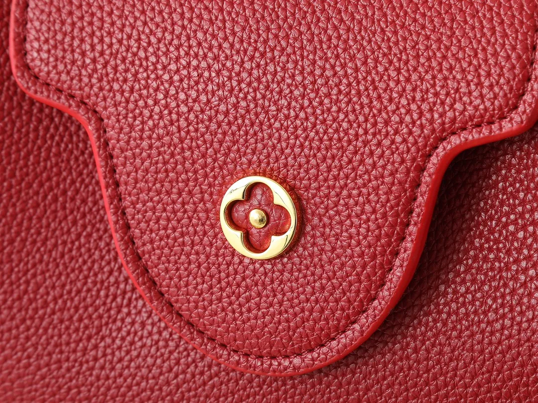 💰420💰Guangzhou product Upgraded from the original M24583 M24584 M24585 Gold and diamond corolla This Capucines Flower Crown handbag is made of full-grain Taurillon leather and is embellished with Monogram flowers. Each flower is shaped by exquisite crystal diamonds. The LV logo and flowers echo each other, giving this soft handbag a jewel-like luster. Use the detachable shoulder strap cleverly to switch between shoulder and crossbody. Dimensions: 27.0 x 17.3 x 9.0 cm