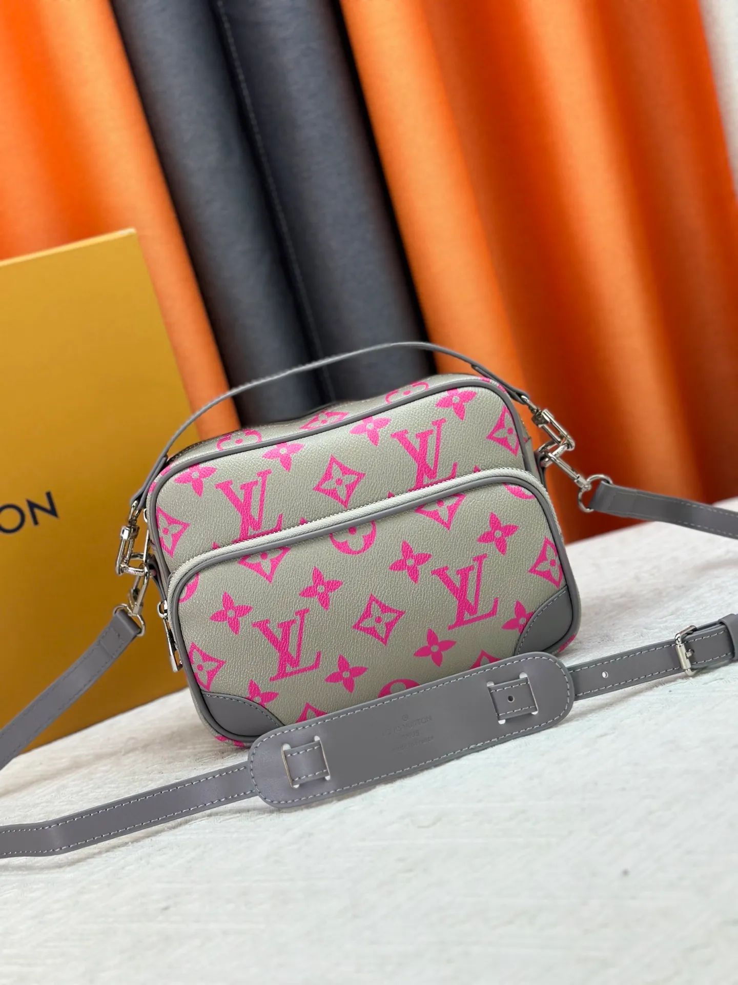 P260 Upgraded original M13987 M14016 M14988 M26068 M15296 M14682 M14025 This Nil handbag shines with the elegant luster of cow leather, and the Louis Vuitton Paris patch is fixed on the front with beaded rivets. The side lock buckle highlights the urban style, and the main compartment zipper pull is embellished with LV lettering. Dimensions: 25.0 x 17.5 x 11.0 cm (length x height x width)