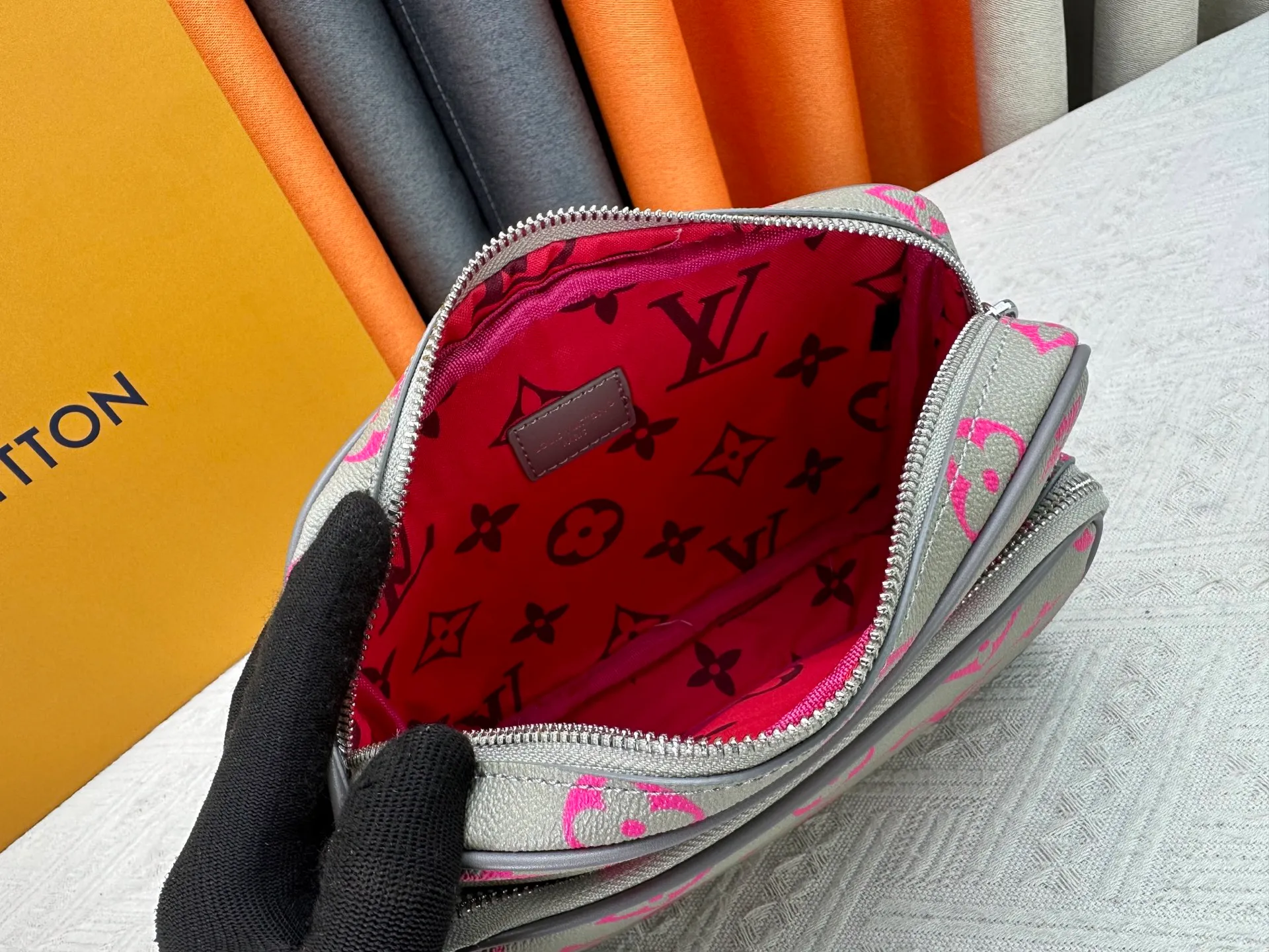 P260 Upgraded original M13987 M14016 M14988 M26068 M15296 M14682 M14025 This Nil handbag shines with the elegant luster of cow leather, and the Louis Vuitton Paris patch is fixed on the front with beaded rivets. The side lock buckle highlights the urban style, and the main compartment zipper pull is embellished with LV lettering. Dimensions: 25.0 x 17.5 x 11.0 cm (length x height x width)