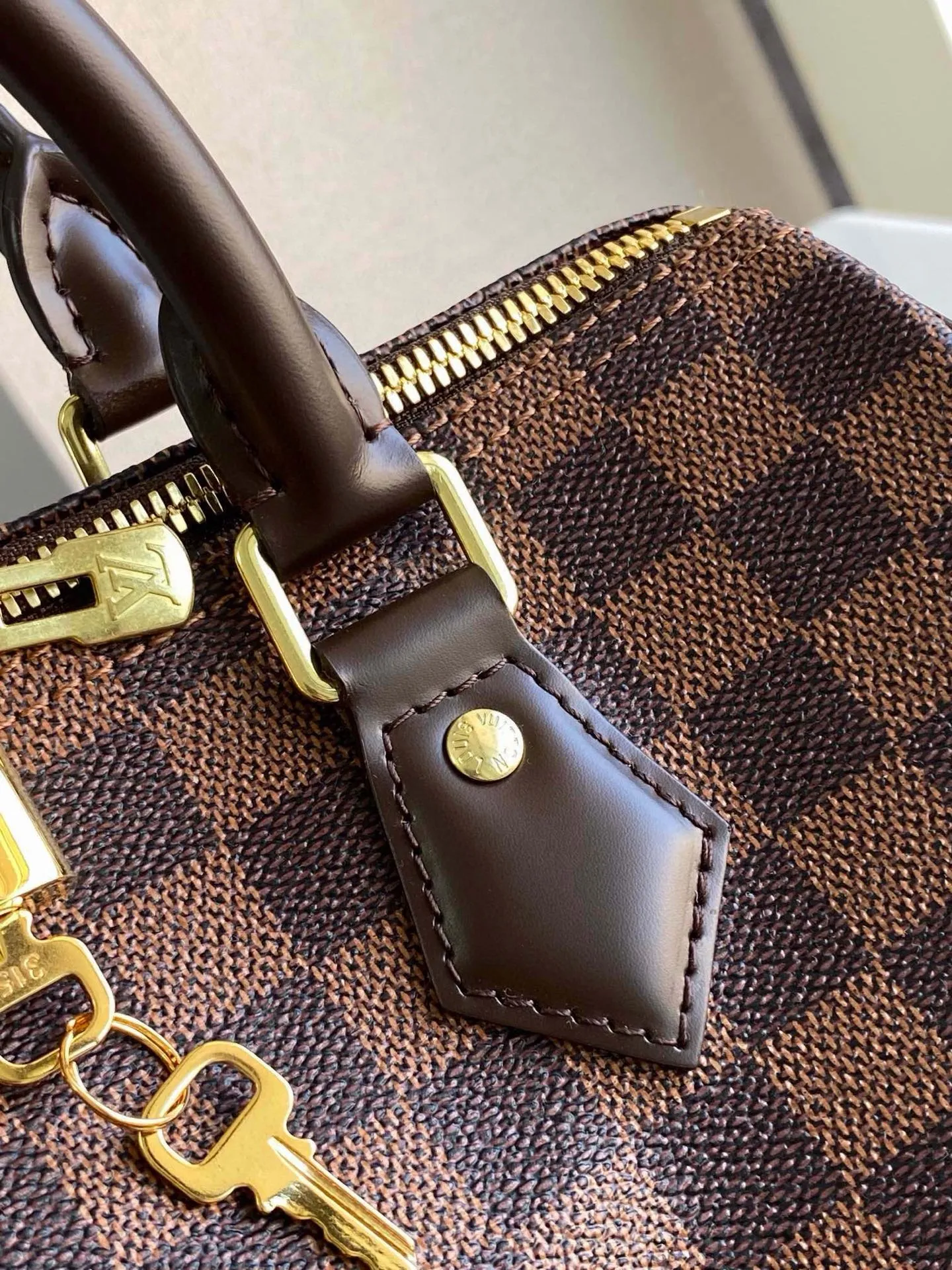 💰760 Top original order N41368 SPEEDY 25 handbag (with shoulder strap) The Speedy 25 handbag made of iconic Damier Ebène canvas shows the classic Louis Vuitton charm. Whether this bag is carried by hand, carried on the shoulder or cross-body, the user exudes endless elegance. Detailed Features 25 x 19 x 15 cm (Length x Height x Width) Smooth leather trim Shiny gold-tone brass hardware Double zip closure with padlock Internal pocket D-ring for keys and accessories Soft fabric lining Shoulder strap: Removable, adjustable Strap half-length: 46.5 cm Strap half-length adjustable to: 55.0 cm Handle: Double handle