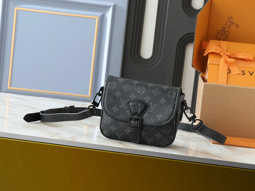 💰240💰Upgraded original M47060 presbyopic embossed men's messenger bag series MONTSOURIS small messenger bag This Montsouris small messenger bag is made of Monogram Macassar coated canvas to create ample space, making it a good choice for daily travel. The retro structure and leather shoulder strap can also be easily worn in formal occasions. Dimensions: 20 x 17 x 7 cm