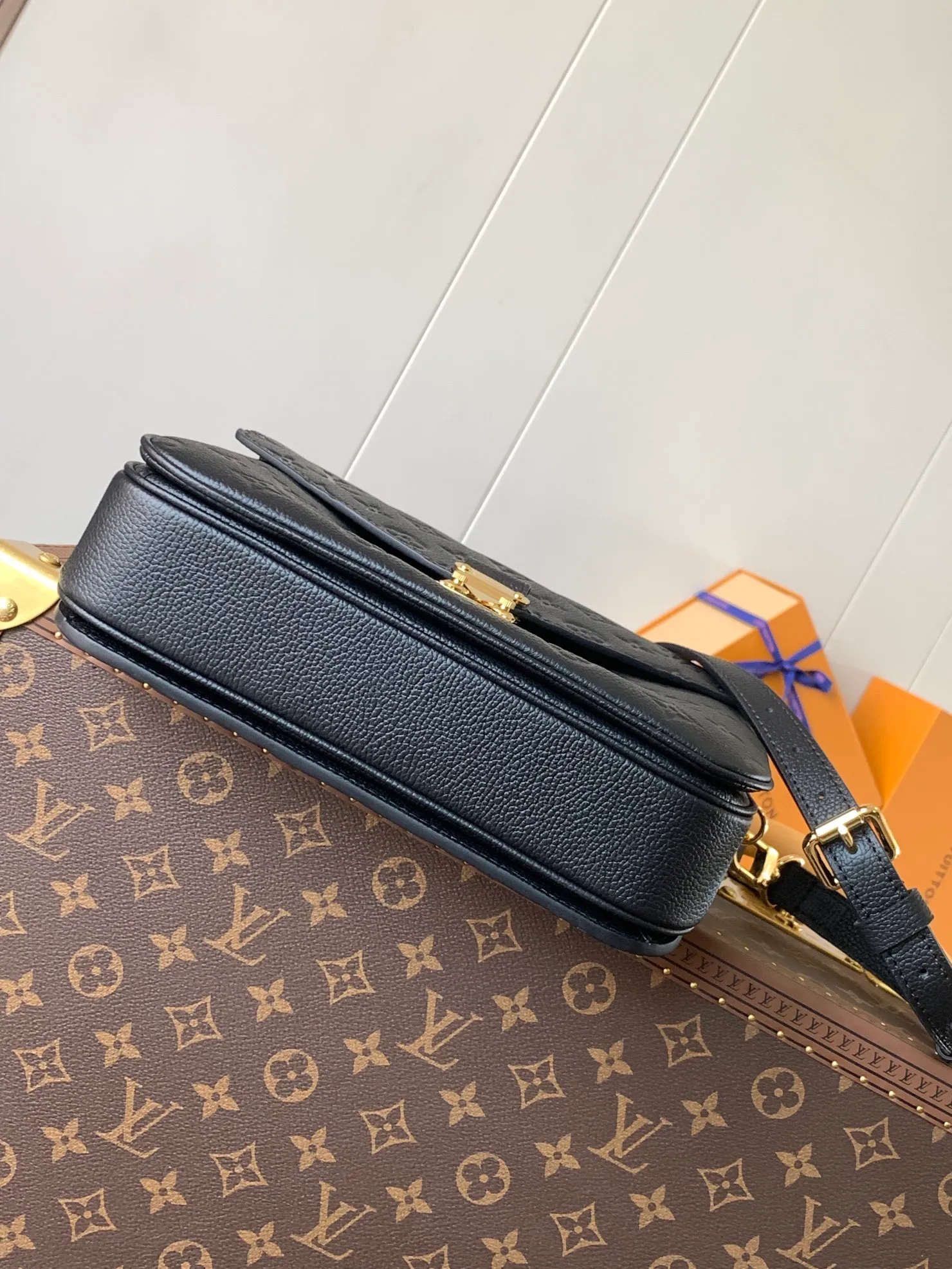 💰1040 (top layer leather) Top original M47142 new version blue M46613 maroon M44881 apricot M41487 black POCHETTE MÉTIS handbag Pochette Métis handbag interprets the classic college backpack with a restrained yet ingenious design. Soft Monogram Empreinte leather creates a compact and flexible structure that hides plenty of space. Detailed features 25 x 19 x 7 cm (Length x Height x Width) Monogram Empreinte embossed soft-grain cowhide / Soft-grain cowhide Soft-grain cowhide trim Textile lining Shoulder strap: Removable, adjustable Strap half-length: 48.0 cm Strap half-length adjustable to: 55.0 cm Handle: Single handle