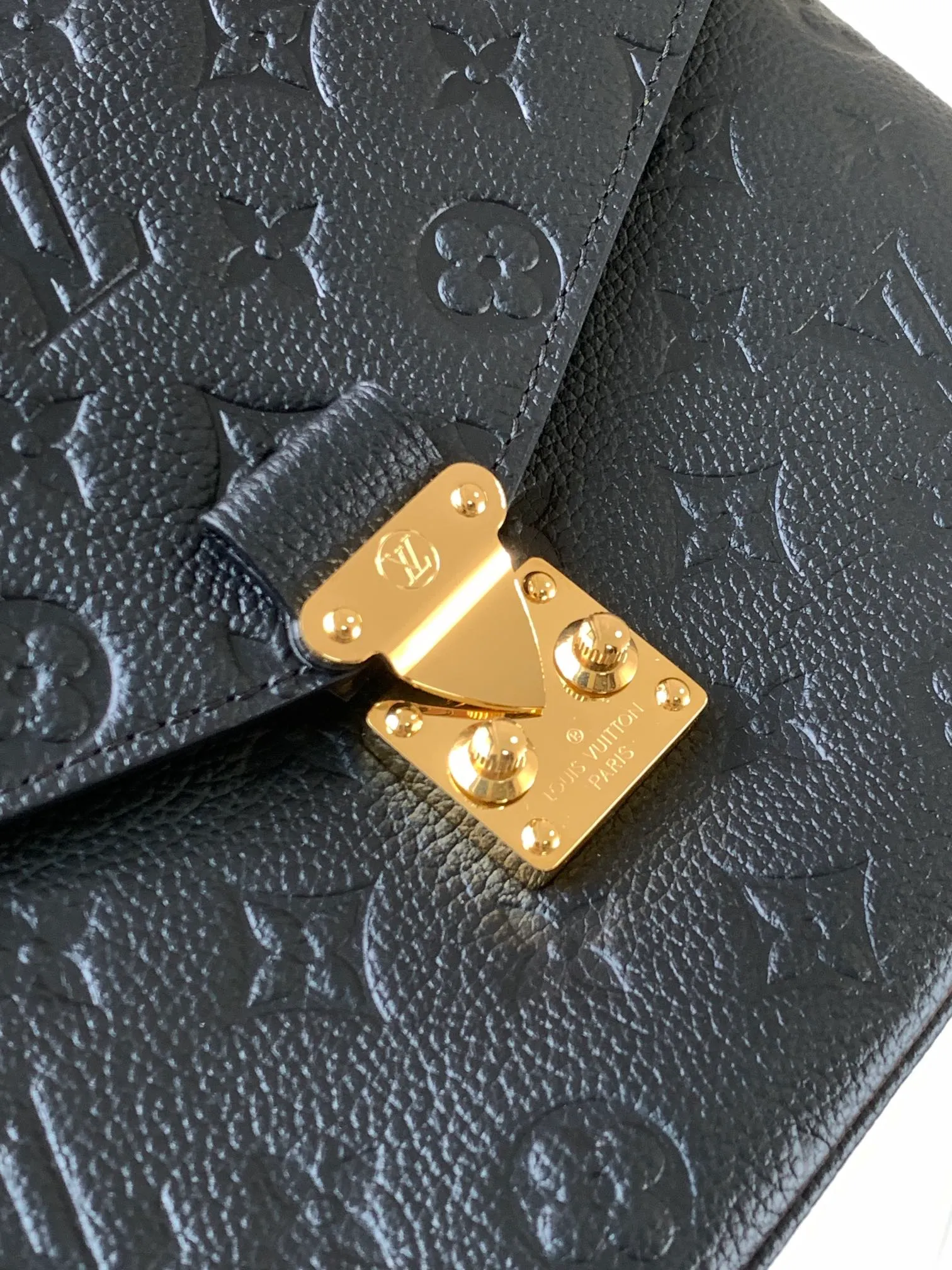 💰1040 (top layer leather) Top original M47142 new version blue M46613 maroon M44881 apricot M41487 black POCHETTE MÉTIS handbag Pochette Métis handbag interprets the classic college backpack with a restrained yet ingenious design. Soft Monogram Empreinte leather creates a compact and flexible structure that hides plenty of space. Detailed features 25 x 19 x 7 cm (Length x Height x Width) Monogram Empreinte embossed soft-grain cowhide / Soft-grain cowhide Soft-grain cowhide trim Textile lining Shoulder strap: Removable, adjustable Strap half-length: 48.0 cm Strap half-length adjustable to: 55.0 cm Handle: Single handle