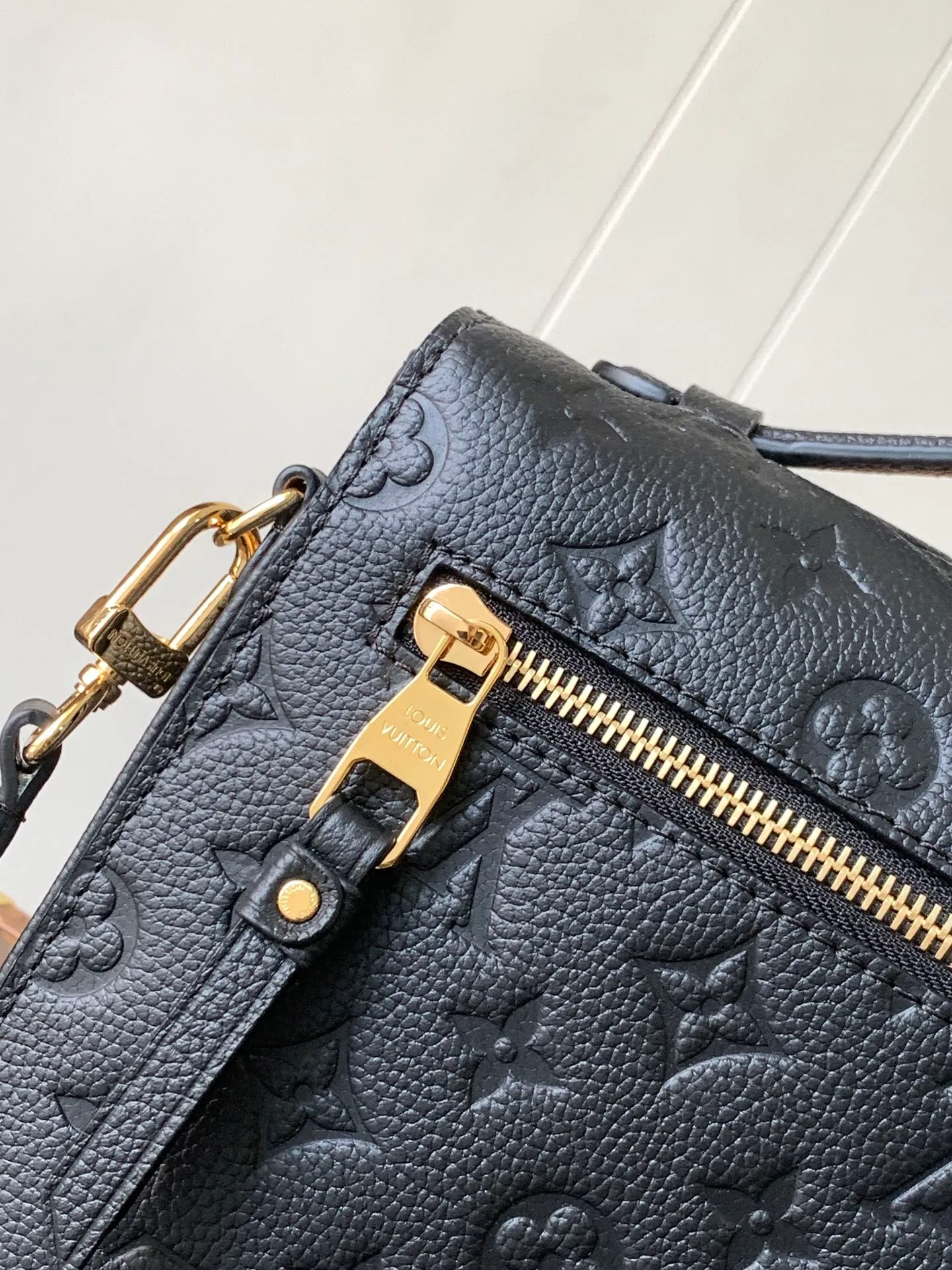💰1040 (top layer leather) Top original M47142 new version blue M46613 maroon M44881 apricot M41487 black POCHETTE MÉTIS handbag Pochette Métis handbag interprets the classic college backpack with a restrained yet ingenious design. Soft Monogram Empreinte leather creates a compact and flexible structure that hides plenty of space. Detailed features 25 x 19 x 7 cm (Length x Height x Width) Monogram Empreinte embossed soft-grain cowhide / Soft-grain cowhide Soft-grain cowhide trim Textile lining Shoulder strap: Removable, adjustable Strap half-length: 48.0 cm Strap half-length adjustable to: 55.0 cm Handle: Single handle
