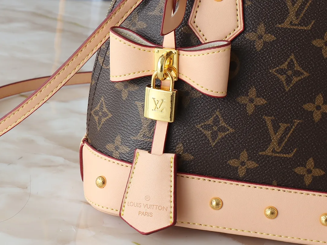 💰300💰Upgraded from the original M13078 M53152. This Alma BB handbag exudes the cheerful style of the Louis Vuitton x Murakami collaboration series, cleverly recalling the Art Deco design of the 1930s. Monogram coated canvas renders Murakami's playful tones, while classic calfskin touches the Toron handle, base, detachable shoulder strap and LV x TM key holder. 17.5 x 11.5 x 23.5 cm (height x width x length)