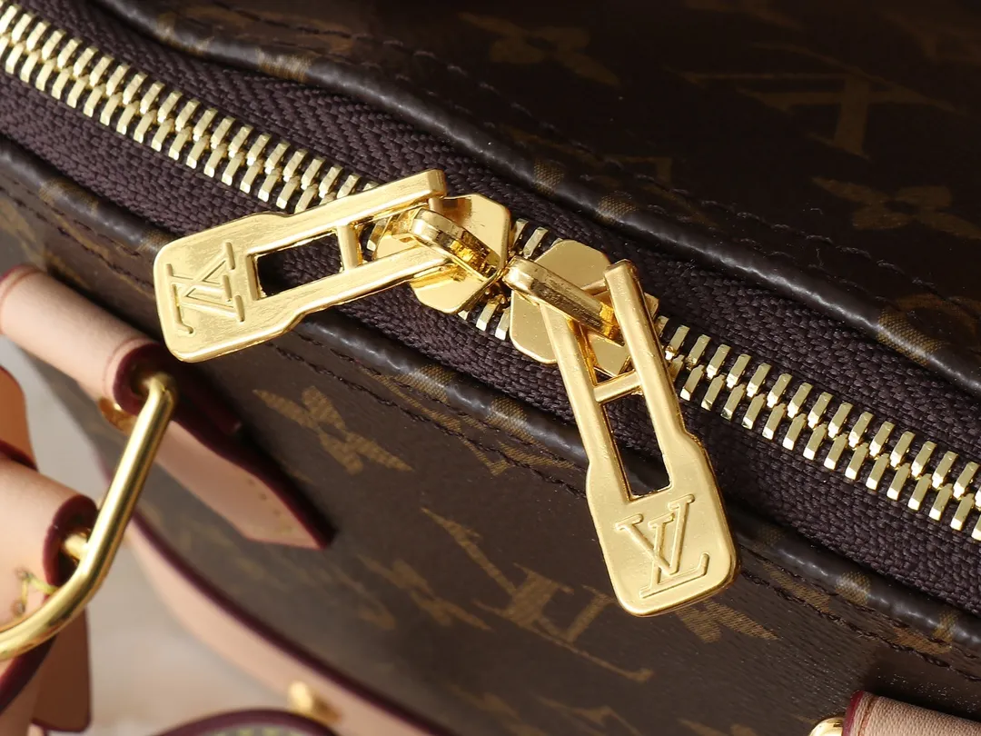 💰300💰Upgraded from the original M13078 M53152. This Alma BB handbag exudes the cheerful style of the Louis Vuitton x Murakami collaboration series, cleverly recalling the Art Deco design of the 1930s. Monogram coated canvas renders Murakami's playful tones, while classic calfskin touches the Toron handle, base, detachable shoulder strap and LV x TM key holder. 17.5 x 11.5 x 23.5 cm (height x width x length)