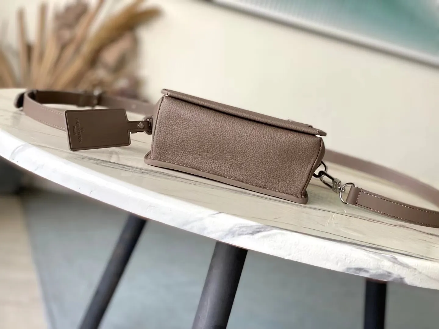 💰900 (first-grain leather) Top-quality original order M11484 Brown This Fastline mini handbag is made of grained cow leather with bright metal parts. The obtuse-angled flap, unique nameplate and metal LV letters reveal the iconic tone of the LVAerogram series. Dimensions: 17.3 × 12 × 7 cm