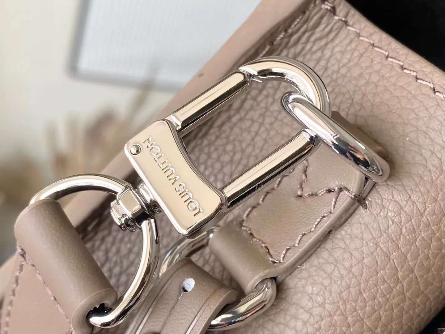 💰900 (first-grain leather) Top-quality original order M11484 Brown This Fastline mini handbag is made of grained cow leather with bright metal parts. The obtuse-angled flap, unique nameplate and metal LV letters reveal the iconic tone of the LVAerogram series. Dimensions: 17.3 × 12 × 7 cm