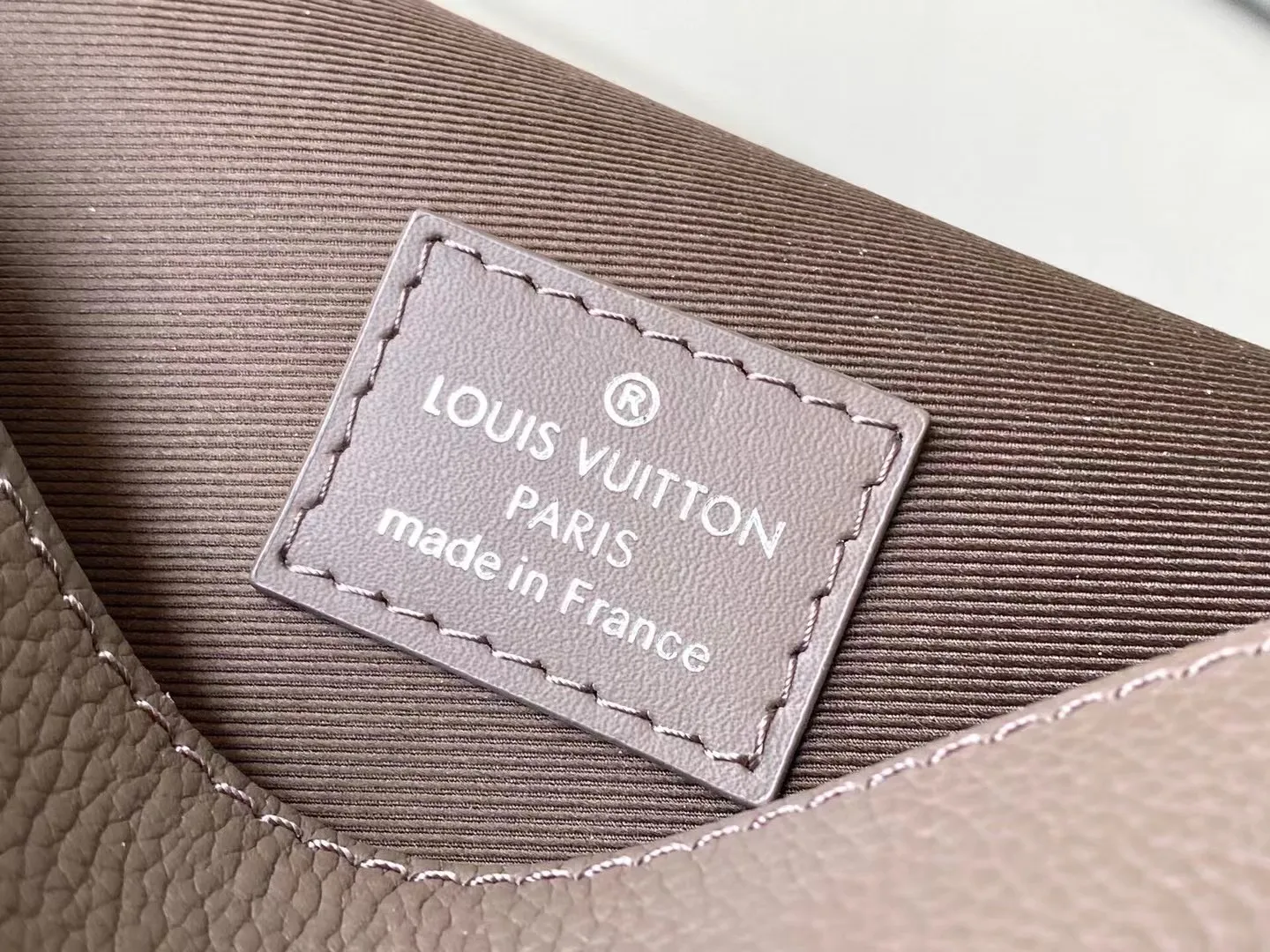 💰900 (first-grain leather) Top-quality original order M11484 Brown This Fastline mini handbag is made of grained cow leather with bright metal parts. The obtuse-angled flap, unique nameplate and metal LV letters reveal the iconic tone of the LVAerogram series. Dimensions: 17.3 × 12 × 7 cm