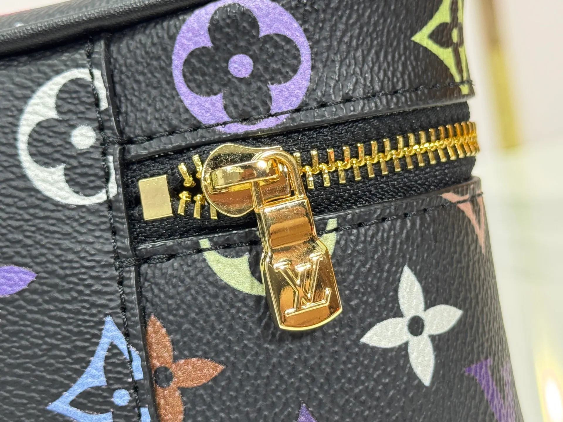 P280 Upgraded original M13662 This Vanity Pouch handbag is from the Louis Vuitton x Takashi Murakami reissue series, reinterpreting the brand's classic Monogram pattern with the artist's distinctive tones. Coated canvas is trimmed with calfskin, while a zipper closure, detachable chain and LV-engraved padlock add a metallic sheen. Dimensions: 11.5 x 6.5 x 19 cm (height x width x length)