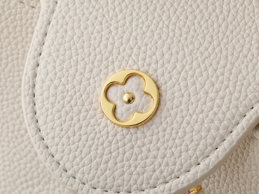 💰440💰Guangzhou goods Upgraded from the original M14381 M14970 M14393 M14972 M14971 This Capucines BB handbag quotes the design elements of the Harmony series and tells the inspiration of the Monogram flower with a gorgeous chain. The Taurillon cow leather body is embellished with a resin-coated LV logo, and the flap can be opened externally or internally to reveal a neat interior with multiple pockets. Dimensions: 27.0 x 17.3 x 9.0 cm (length x height x width)