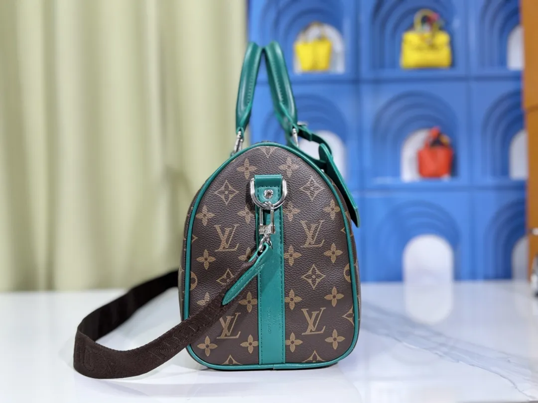 P280💰Upgraded original version M12765 presbyopic green M13201 presbyopic yellow M46655 black flower M22765 embossed This Keepall Bandoulière 35 handbag uses Monogram Eclipse coated canvas to convey restrained demeanor. Leather top handles, side straps and hardware reflect classic heritage, while a removable and adjustable shoulder strap makes it comfortable to carry over the shoulder. 34.0 x 21.0 x 16.0 cm (length x height x width)