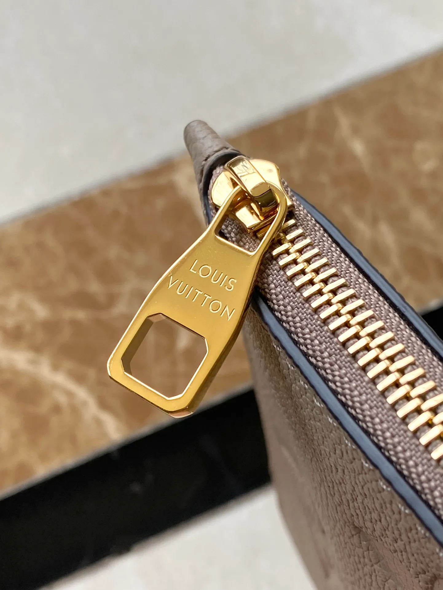 💰1180 (top layer leather) top original order M45686 This Neverfull medium handbag is made of Monogram Empreinte grain leather, with microfiber lining and metal parts. Tighten or loosen the side ties for a smart or relaxed look. The zippered inner bag can be removed for separate use. Dimensions: 31 × 28 × 14 cm