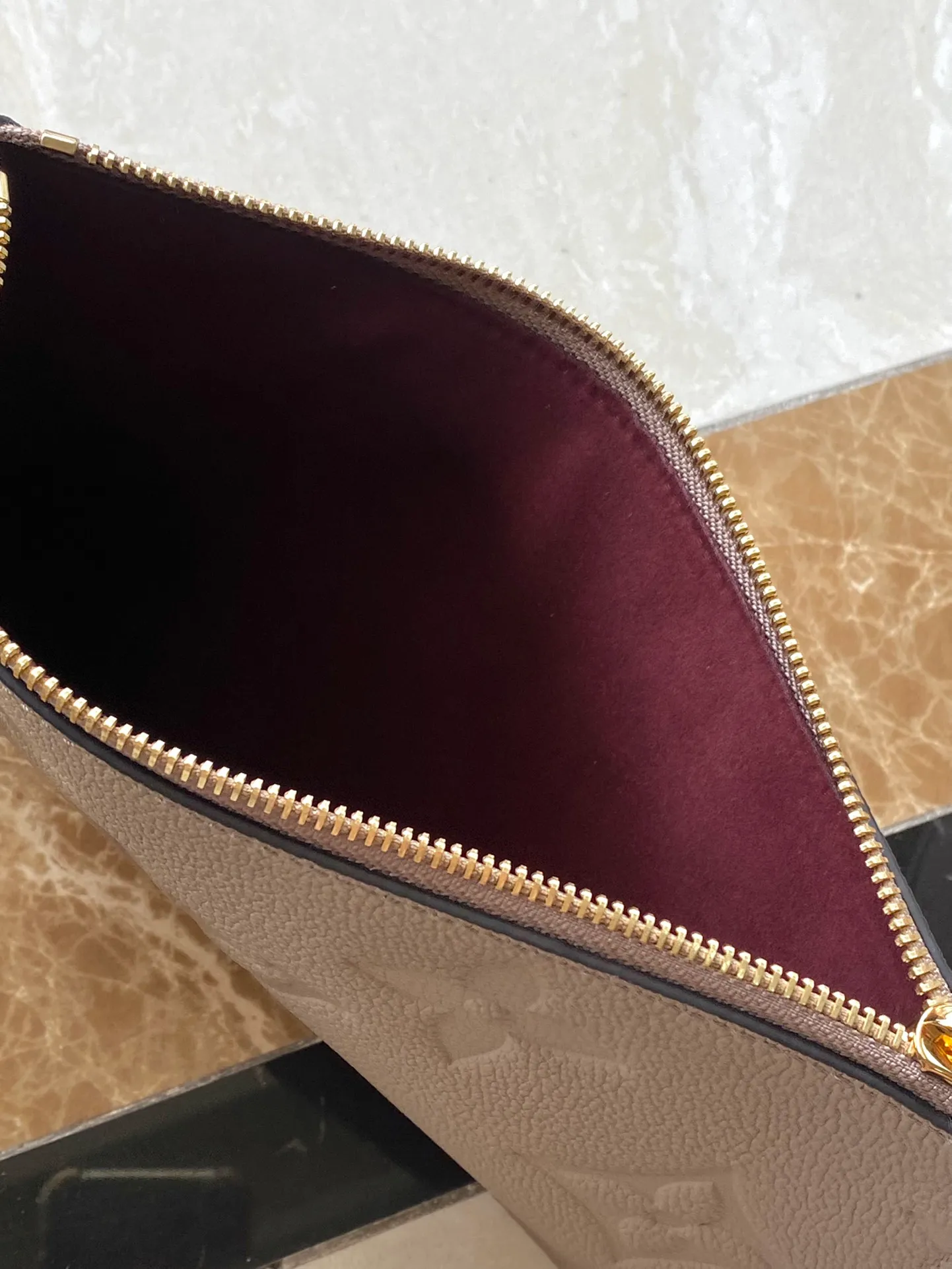 💰1180 (top layer leather) top original order M45686 This Neverfull medium handbag is made of Monogram Empreinte grain leather, with microfiber lining and metal parts. Tighten or loosen the side ties for a smart or relaxed look. The zippered inner bag can be removed for separate use. Dimensions: 31 × 28 × 14 cm