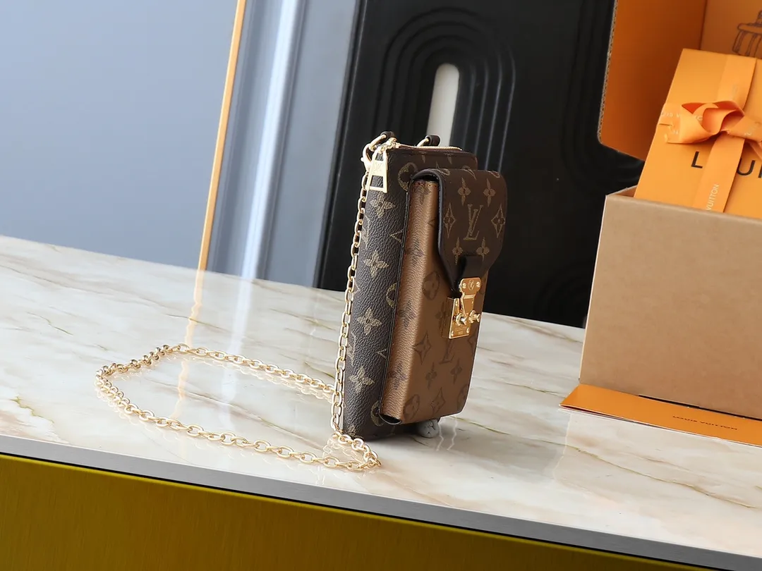 💰260💰Upgraded from the original M80731 ✨M e tis wallet dual mobile phone bag is cut out of Monogram canvas in a flexible configuration, providing a place for a variety of smartphones. The zipper bag securely stores cards, cash or keys, and the metal chain is removable, providing multiple carrying options. Presbyopia chain cloth shoulder strap messenger mobile phone bag small shoulder bag oo [handshake] [handshake] Monogram coated canvas - natural cowhide trim - fabric lining - zipper outer pocket - zipper front pocket - detachable, shoulder strap! ! Size:20-12-6