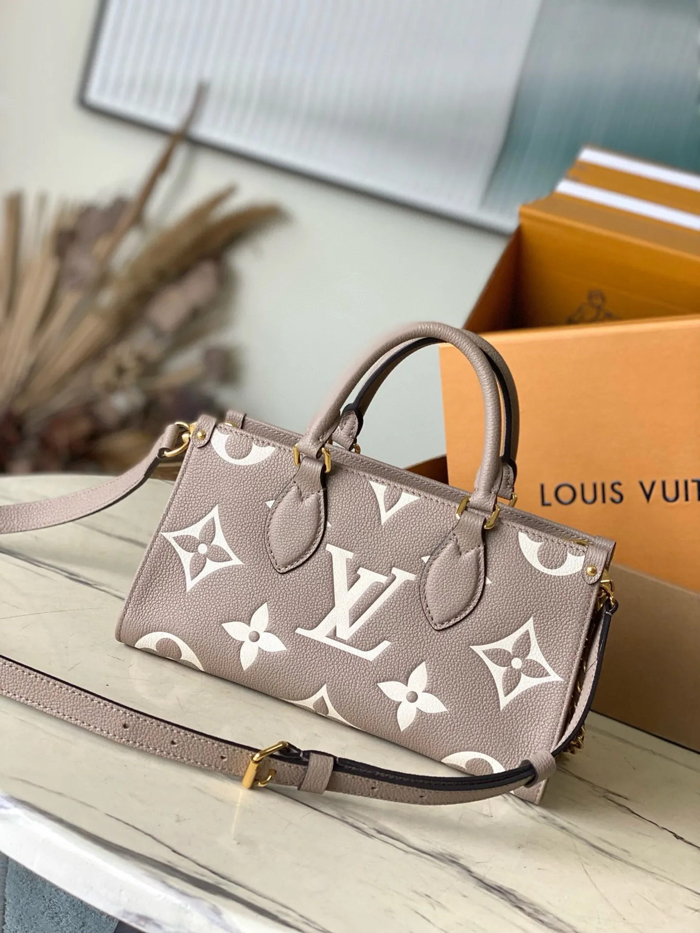 💰1100 (top layer leather) top original order M23641 Elephant Gray This small OnTheGo handbag is Monogram Empreinte leather embossed with the Giant Monogram pattern, highlighting the soft and slender silhouette. The compact interior keeps your daily essentials organized, while the articulated top handle and detachable leather and woven chain shoulder strap allow for a variety of carrying options. Dimensions: 25 × 13 × 10 cm