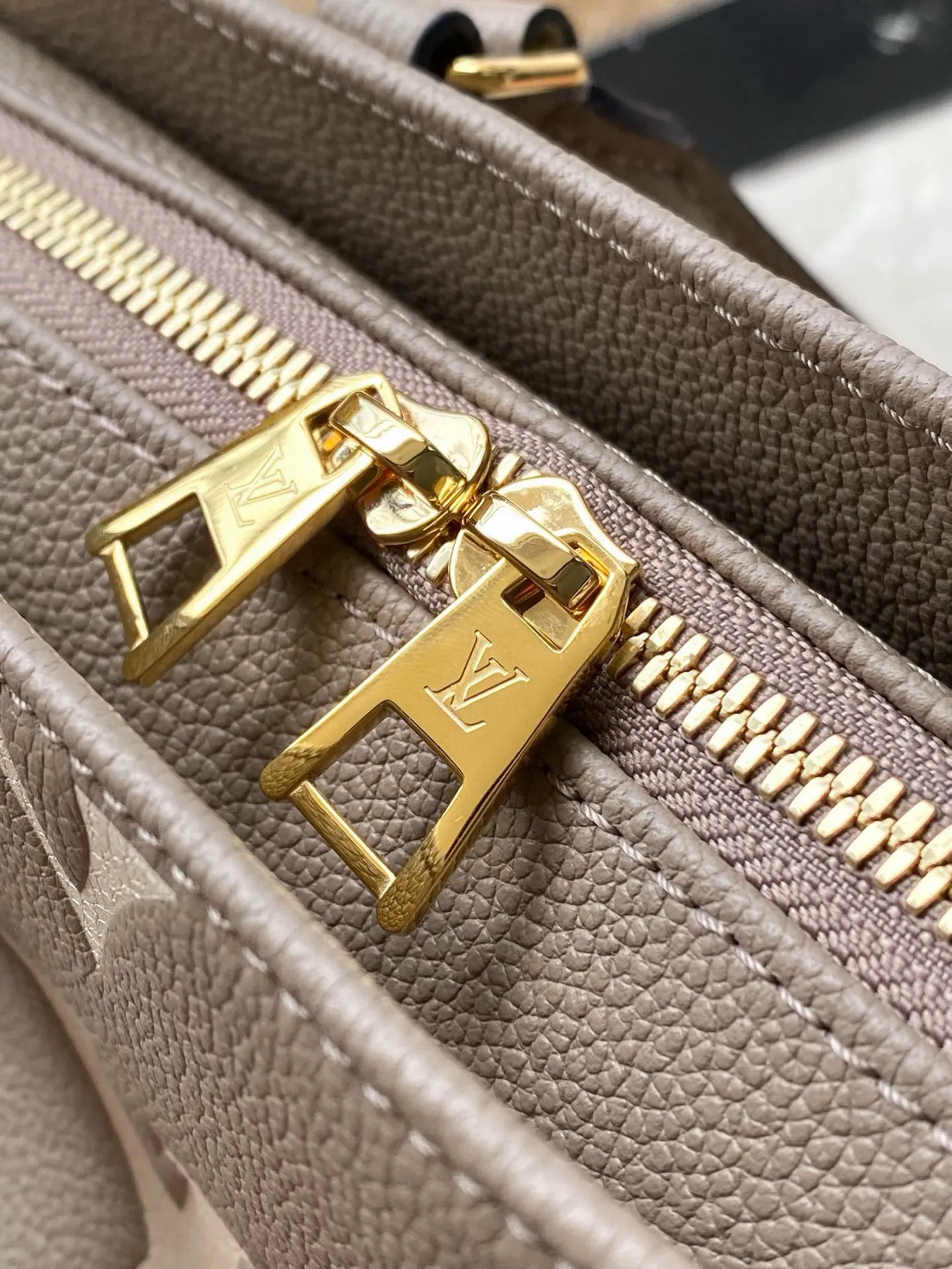 💰1100 (top layer leather) top original order M23641 Elephant Gray This small OnTheGo handbag is Monogram Empreinte leather embossed with the Giant Monogram pattern, highlighting the soft and slender silhouette. The compact interior keeps your daily essentials organized, while the articulated top handle and detachable leather and woven chain shoulder strap allow for a variety of carrying options. Dimensions: 25 × 13 × 10 cm