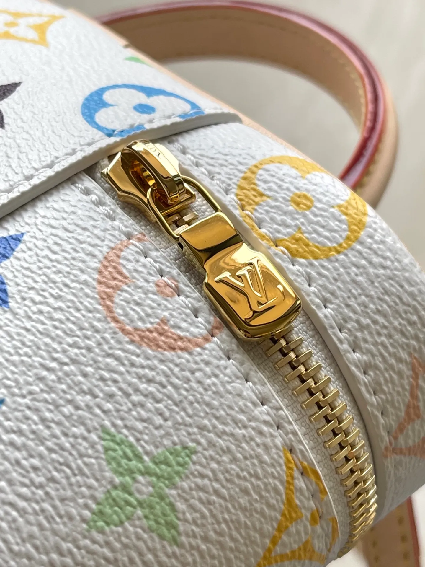 💰900 Top Original Order M13662 This Vanity Pouch handbag is from the Louis Vuitton x Murakami reissue series, reinterpreting the brand's classic Monogram pattern with the artist's bright tones. The coated canvas is trimmed with cow leather, and the zipper closure, detachable chain and LV-engraved padlock add a metallic sheen. Dimensions: 19 × 11.5 × 6.5 cm
