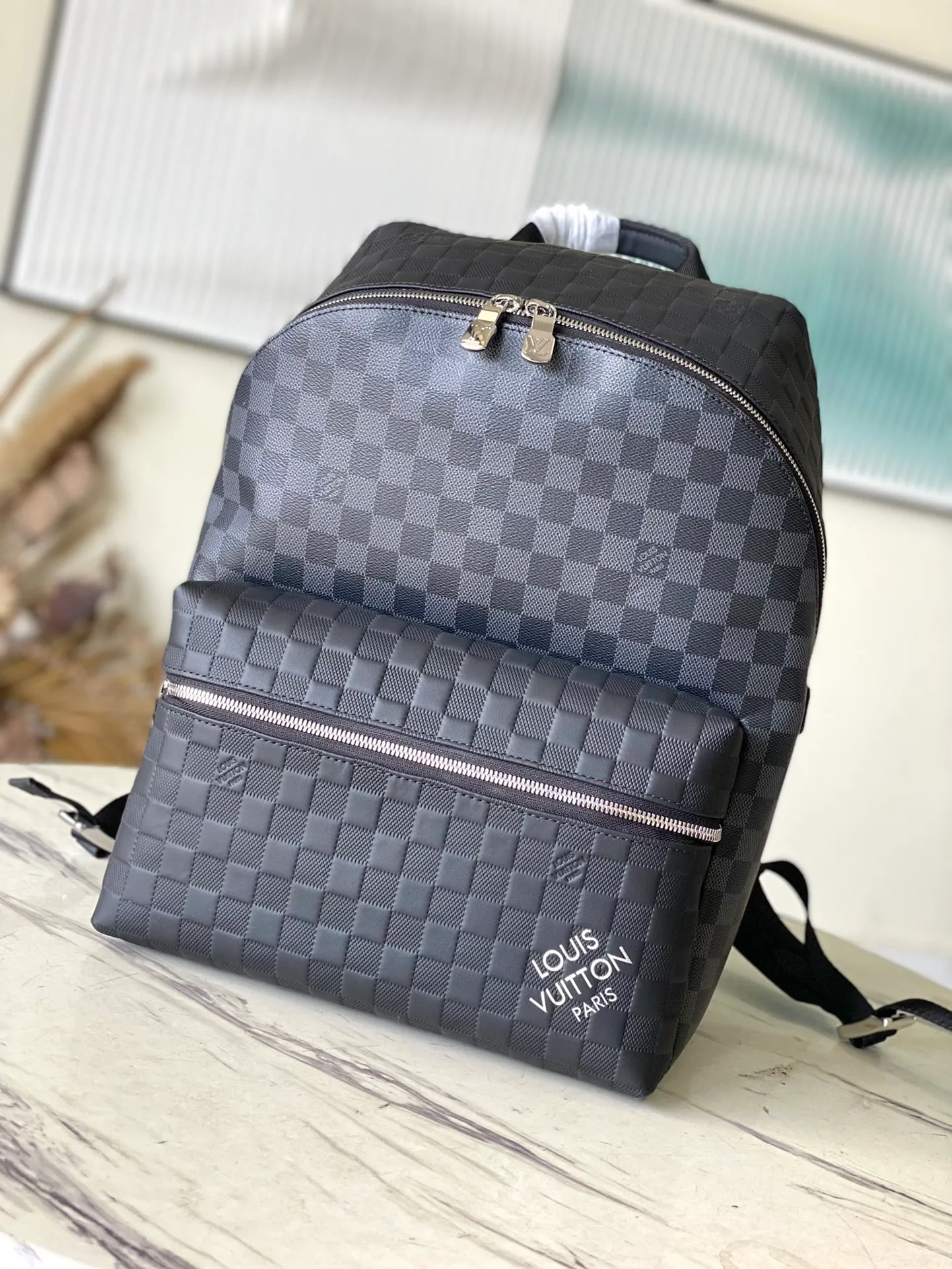 💰1000 (first grain leather) top original order N40436 This Discovery small backpack is from the Damier² series, combining Damier Infini leather and Damier Graphite canvas. The diagonal Louis Vuitton logo in the corner is derived from the classic elements of the Damier pattern, and then enriched with an embossed effect. Dimensions: 30 x 40 x 20 cm