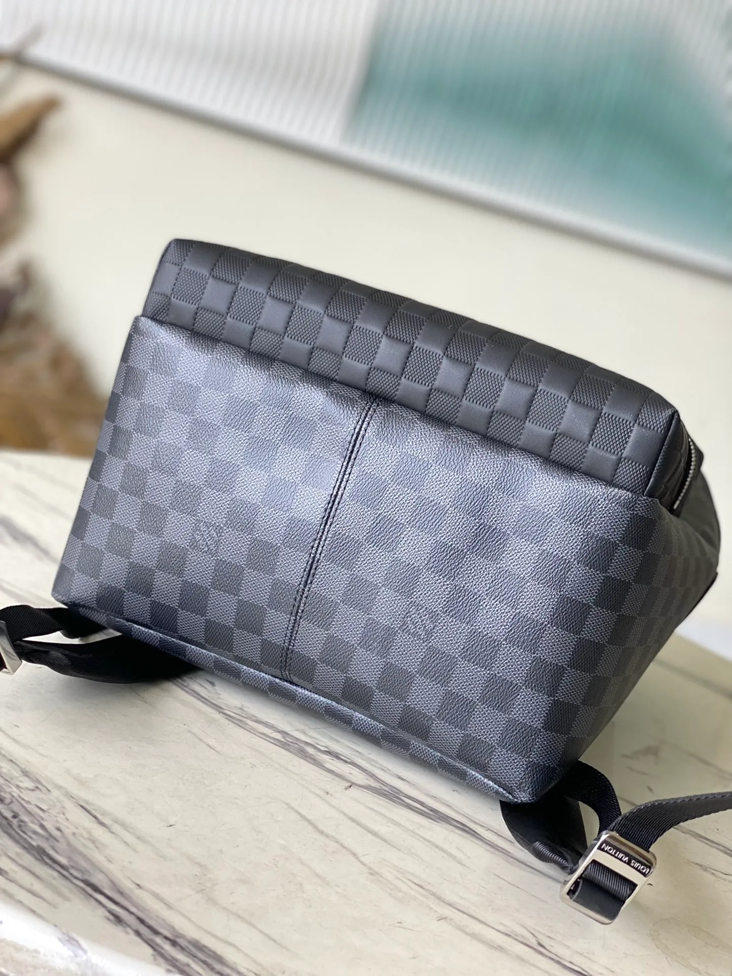 💰1000 (first grain leather) top original order N40436 This Discovery small backpack is from the Damier² series, combining Damier Infini leather and Damier Graphite canvas. The diagonal Louis Vuitton logo in the corner is derived from the classic elements of the Damier pattern, and then enriched with an embossed effect. Dimensions: 30 x 40 x 20 cm