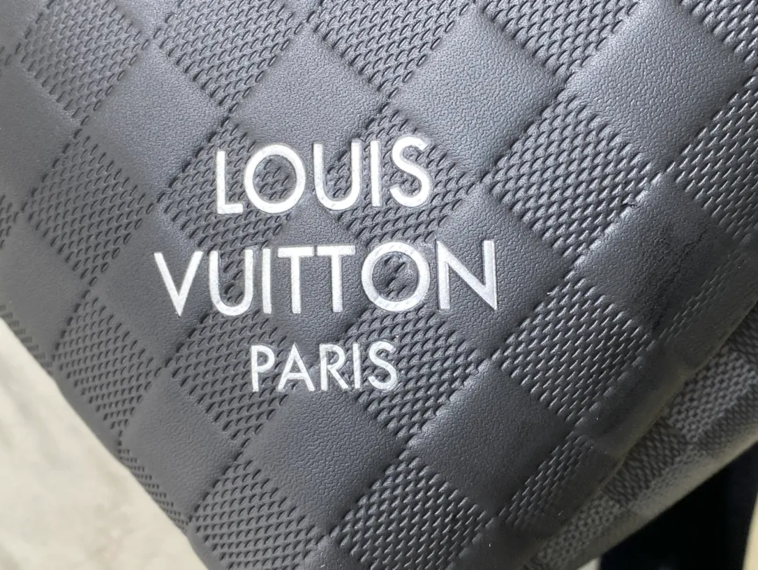 💰1000 (first grain leather) top original order N40436 This Discovery small backpack is from the Damier² series, combining Damier Infini leather and Damier Graphite canvas. The diagonal Louis Vuitton logo in the corner is derived from the classic elements of the Damier pattern, and then enriched with an embossed effect. Dimensions: 30 x 40 x 20 cm