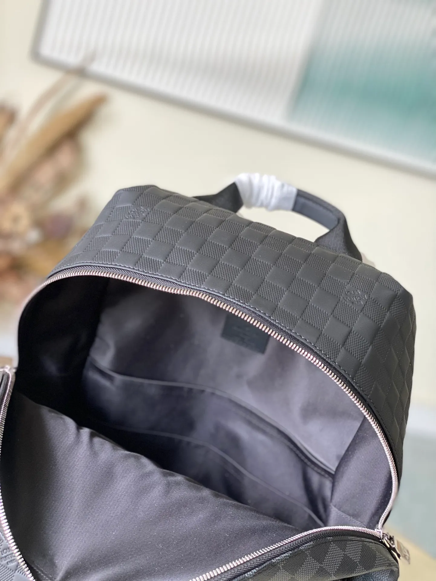 💰1000 (first grain leather) top original order N40436 This Discovery small backpack is from the Damier² series, combining Damier Infini leather and Damier Graphite canvas. The diagonal Louis Vuitton logo in the corner is derived from the classic elements of the Damier pattern, and then enriched with an embossed effect. Dimensions: 30 x 40 x 20 cm