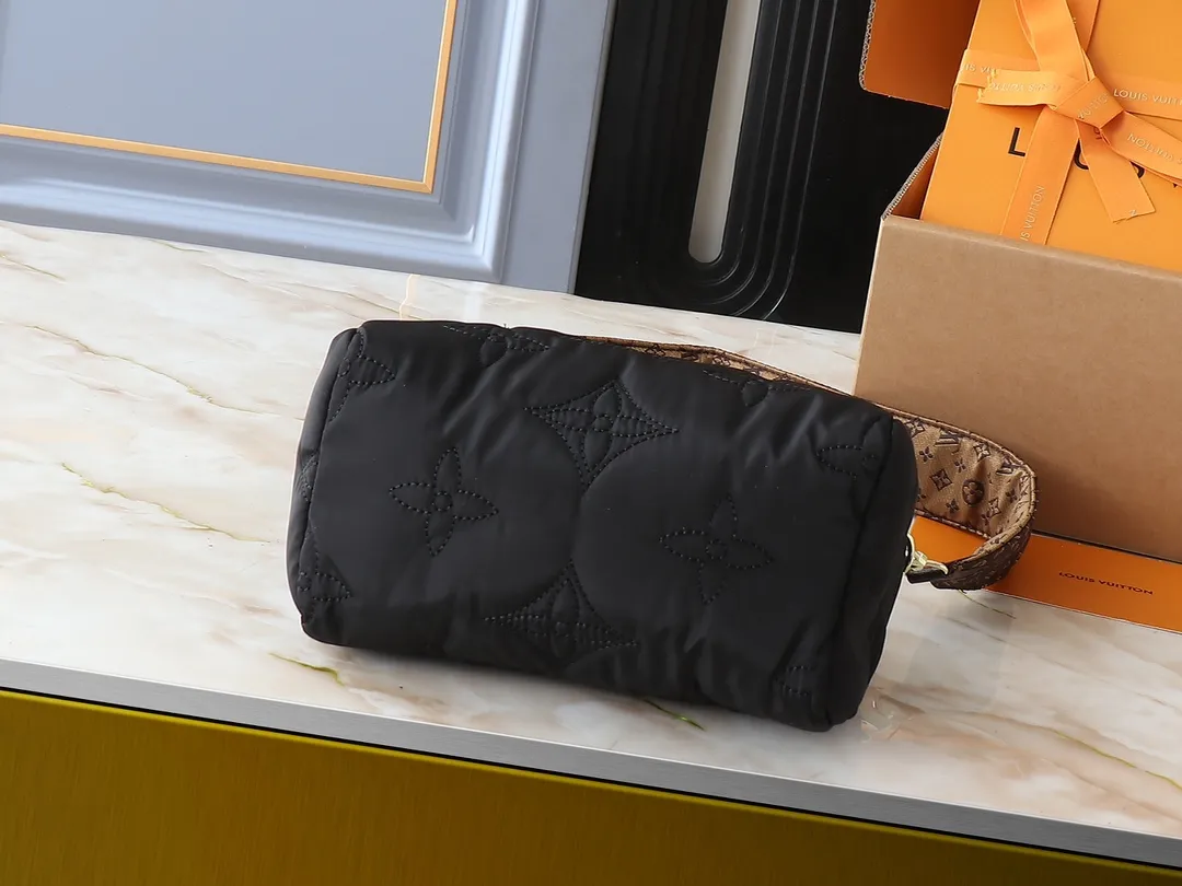 💰240💰Upgraded from the original M21061 M20937 M59008 This LV Pillow Speedy Bandoulière 25 handbag injects a cool attitude into the brand’s classic configuration. Recycled padded nylon has a matte sheen, with Monogram embroidery and Mini Monogram canvas trim. The top handle and shoulder strap are both padded, making it softer, warmer and more comfortable to carry. Dimensions: 25.0 x 19.0 x 15.0 cm (length x height x width)