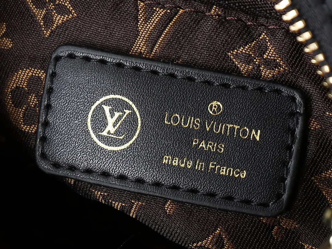 💰240💰Upgraded from the original M21061 M20937 M59008 This LV Pillow Speedy Bandoulière 25 handbag injects a cool attitude into the brand’s classic configuration. Recycled padded nylon has a matte sheen, with Monogram embroidery and Mini Monogram canvas trim. The top handle and shoulder strap are both padded, making it softer, warmer and more comfortable to carry. Dimensions: 25.0 x 19.0 x 15.0 cm (length x height x width)