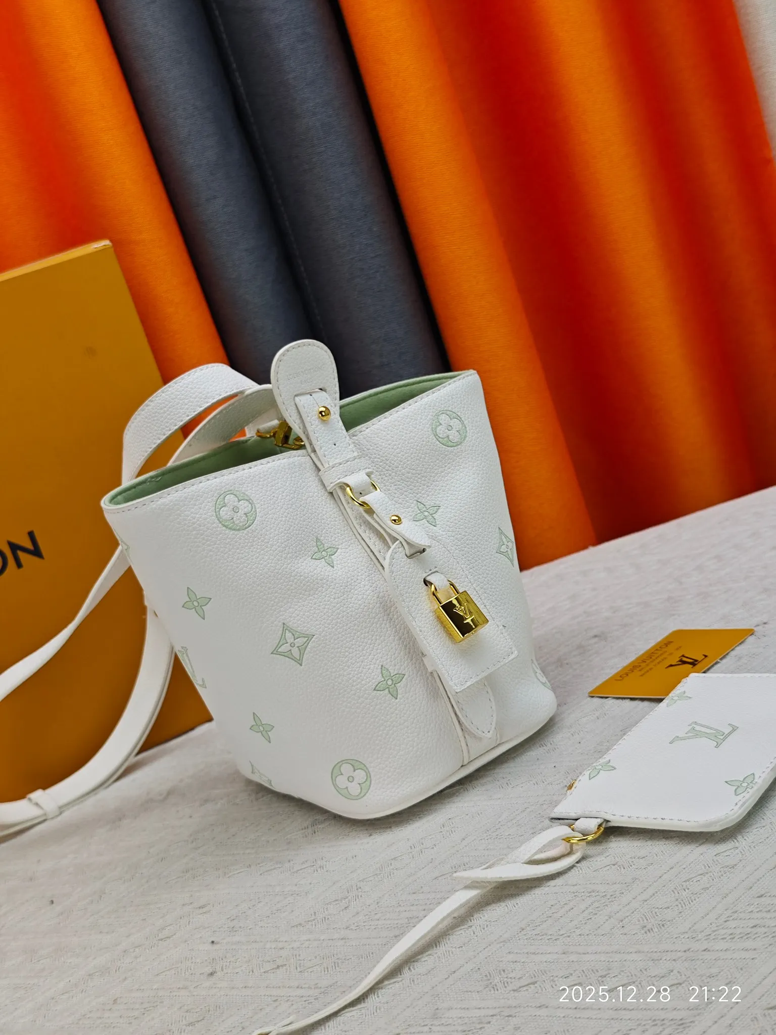 P220 upgraded original M27529 M12925 M12926 M13480 M13044 M14356 M13045 M13089 This All In BB handbag is made of Monogram canvas with shiny metal parts, and the iconic pendant and nameplate highlight the classic style. The adjustable shoulder strap continues the brand's trunk-making heritage, and the leather shoulder strap adds cross-body and shoulder carry options. The foldable design enables the silhouette to be retracted and retracted freely, providing ample space for daily use. 16.0 x 18.0 x 12.0 cm (length x height x width)