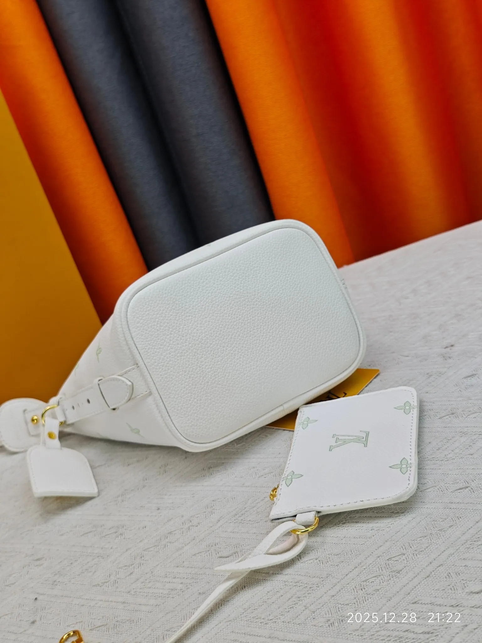 P220 upgraded original M27529 M12925 M12926 M13480 M13044 M14356 M13045 M13089 This All In BB handbag is made of Monogram canvas with shiny metal parts, and the iconic pendant and nameplate highlight the classic style. The adjustable shoulder strap continues the brand's trunk-making heritage, and the leather shoulder strap adds cross-body and shoulder carry options. The foldable design enables the silhouette to be retracted and retracted freely, providing ample space for daily use. 16.0 x 18.0 x 12.0 cm (length x height x width)