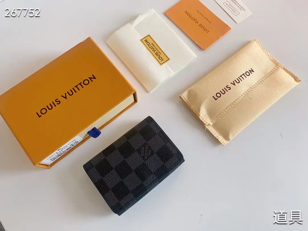P80 💎LV ENVELOPPE CARTE DE VISITE Card Holder Wallet Made of classic Monogram coated canvas, this Enveloppe Carte de Visite card holder allows you to carry business cards or credit cards with you delicately. It can be easily stored in almost any pocket and uses snap buttons to open and close. Style number: M63801. Model: 10.5x 8x1. Coding: nn71/145125/57