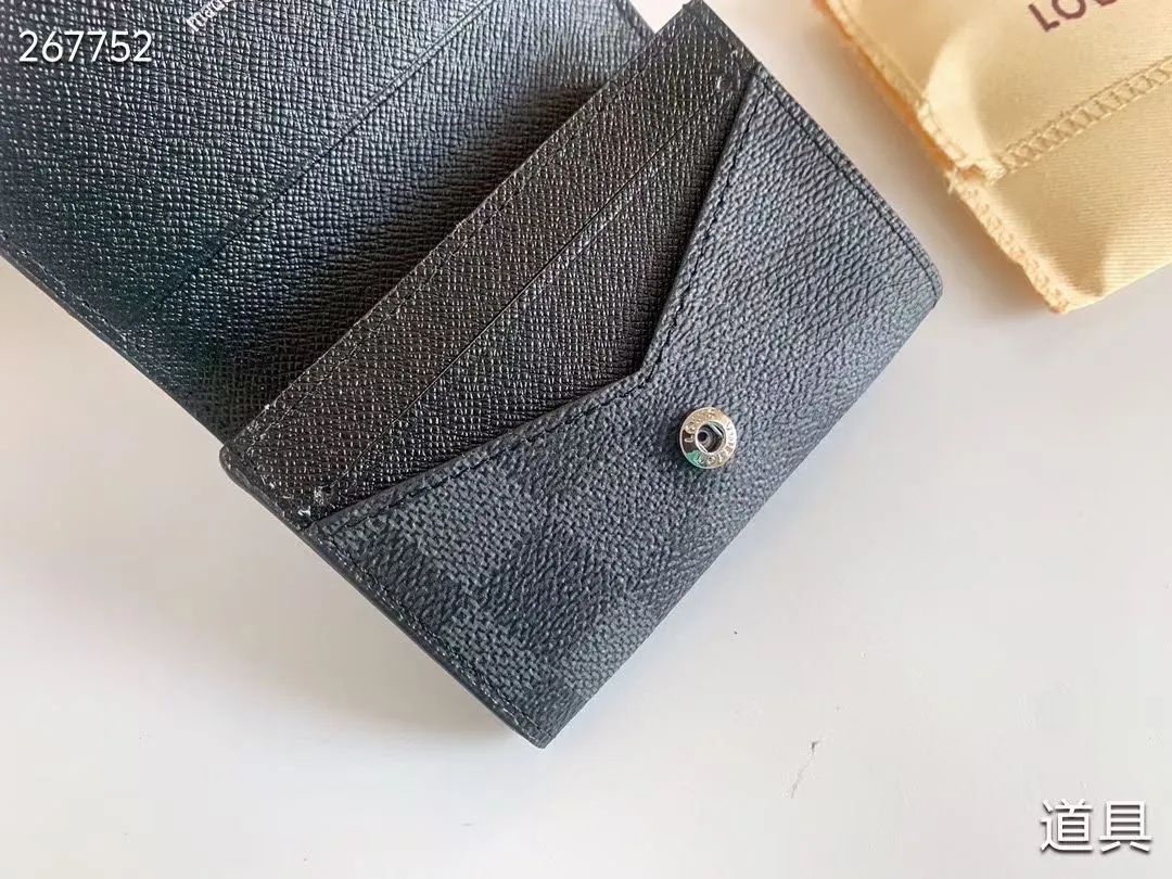 P80 💎LV ENVELOPPE CARTE DE VISITE Card Holder Wallet Made of classic Monogram coated canvas, this Enveloppe Carte de Visite card holder allows you to carry business cards or credit cards with you delicately. It can be easily stored in almost any pocket and uses snap buttons to open and close. Style number: M63801. Model: 10.5x 8x1. Coding: nn71/145125/57