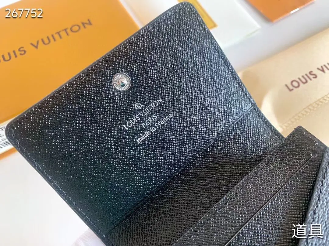 P80 💎LV ENVELOPPE CARTE DE VISITE Card Holder Wallet Made of classic Monogram coated canvas, this Enveloppe Carte de Visite card holder allows you to carry business cards or credit cards with you delicately. It can be easily stored in almost any pocket and uses snap buttons to open and close. Style number: M63801. Model: 10.5x 8x1. Coding: nn71/145125/57