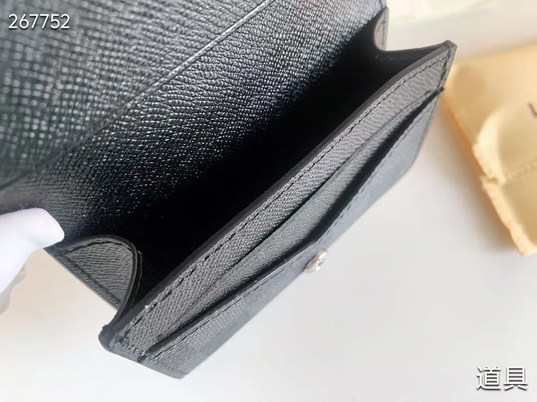 P80 💎LV ENVELOPPE CARTE DE VISITE Card Holder Wallet Made of classic Monogram coated canvas, this Enveloppe Carte de Visite card holder allows you to carry business cards or credit cards with you delicately. It can be easily stored in almost any pocket and uses snap buttons to open and close. Style number: M63801. Model: 10.5x 8x1. Coding: nn71/145125/57
