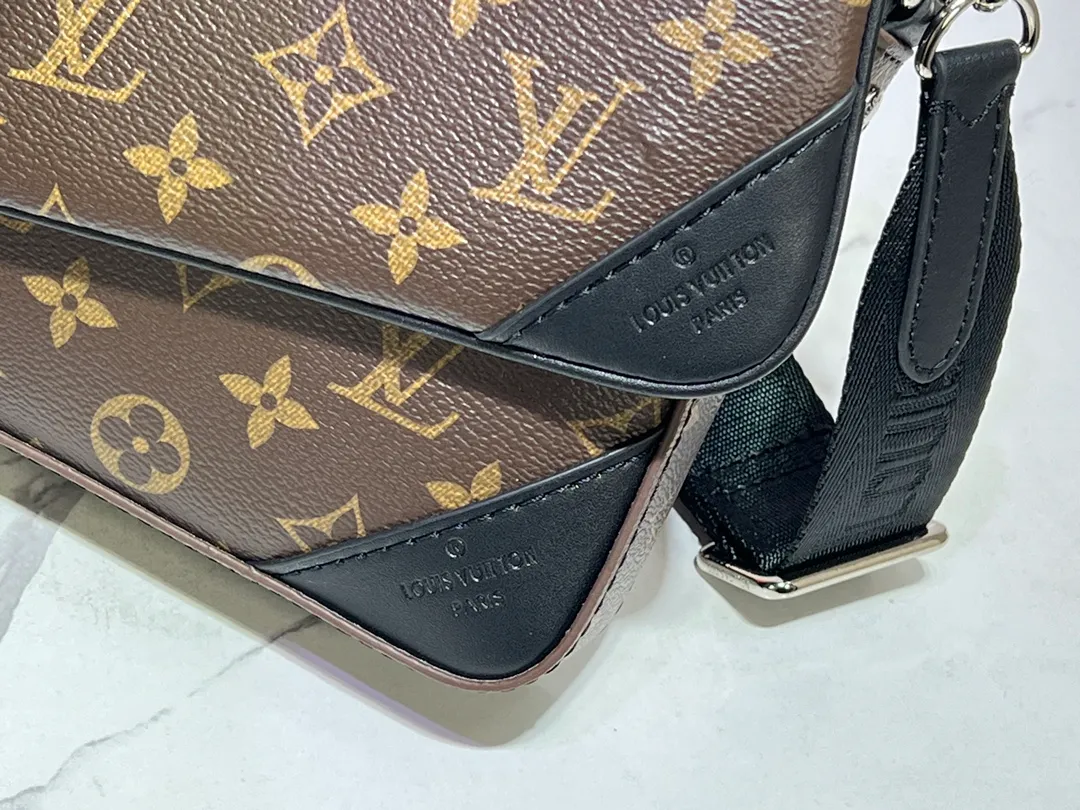Batch 300💰M12766 M69443 M45320 New men's bag three-piece messenger bag series This Trio messenger bag uses Monogram Eclipse Reverse canvas and eye-catching details to create a three-in-one design. The zippered front pocket and coin purse on the shoulder strap are both detachable, enriching the functional design with the main pocket. The adjustable and removable fabric shoulder strap is embellished with the Louis Vuitton logo and provides a comfortable shoulder-carrying experience. Dimensions: 25.0×18.5×7.0