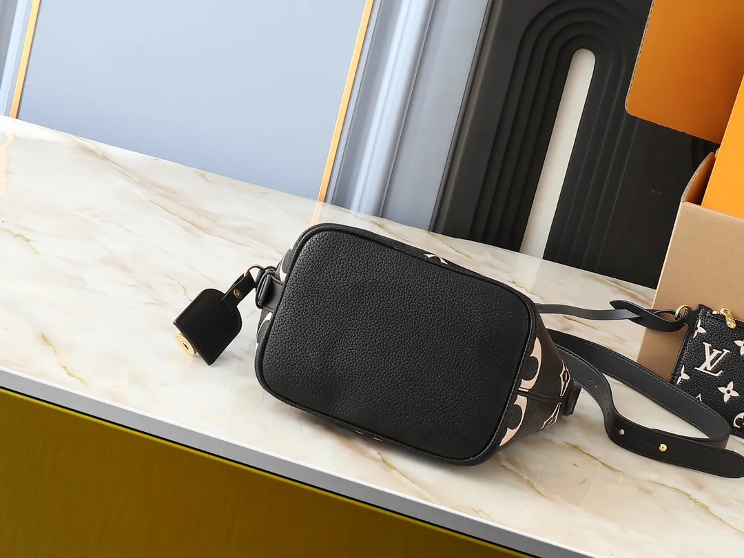 💰220💰Upgraded from the original M12925 M12926 M13480 M13044 M14356 M13045 M13089 This All In BB handbag is made of Monogram cow leather with shiny metal parts, and the iconic padlock and nameplate highlight the classic style. The adjustable shoulder strap continues the brand's trunk-making heritage, and the leather shoulder strap adds cross-body and shoulder carry options. The foldable design enables the silhouette to be retracted and retracted freely, providing ample space for daily use. 16.0 x 18.0 x 12.0 cm (length x height x width)