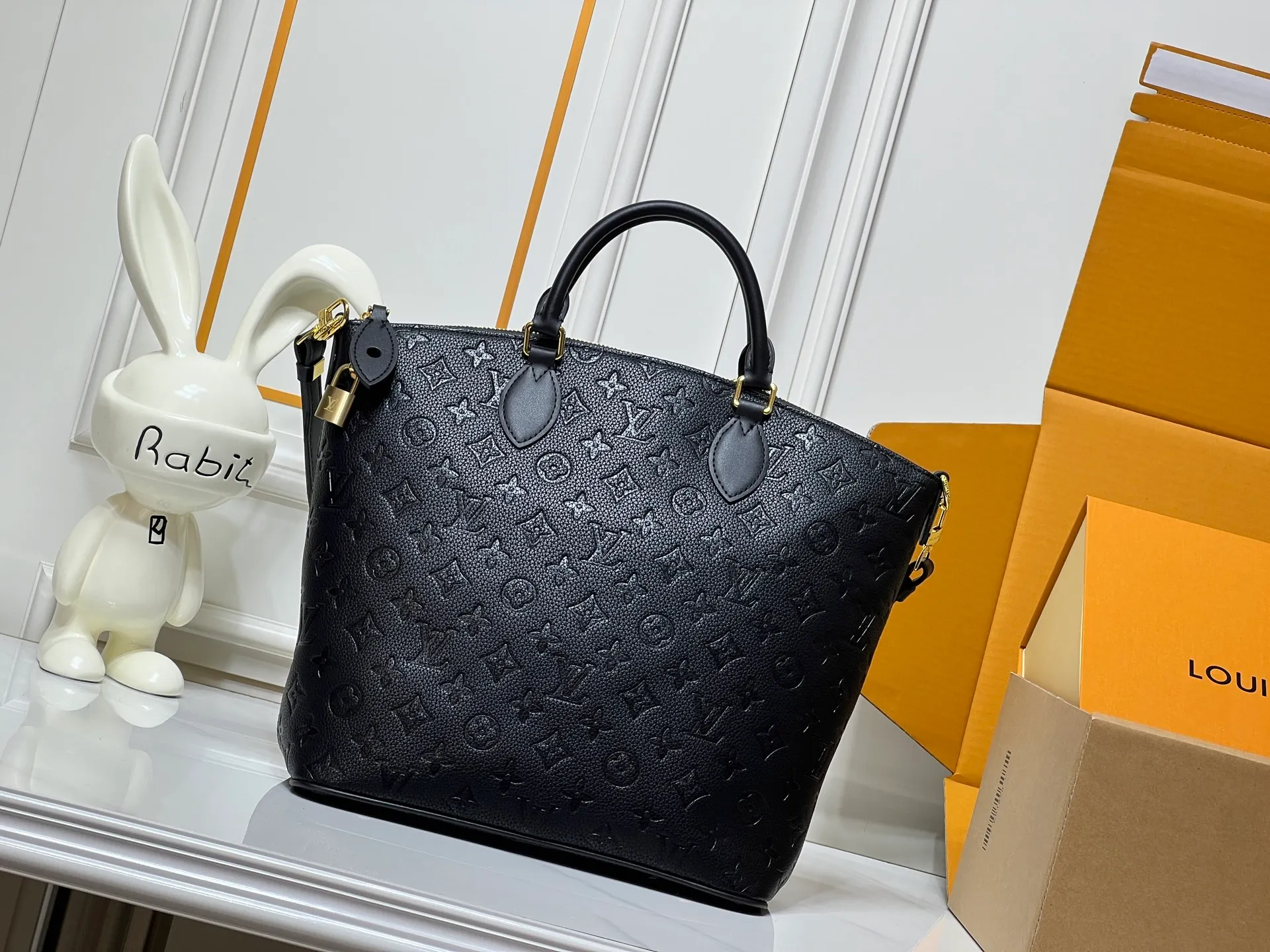 Batch 300💰Upgraded original M26494 M26532 This Lockit BB handbag draws inspiration from the Knick-Knack handbag in the 1960s and can be flexibly switched between multiple carrying methods. Monogram coated canvas with a curved upper edge and oval trim reflect the classic elements of the original design. The padlock opening and closing once again pays tribute to the brand's long heritage. Dimensions: 36 x 30 x 15 cm (length x height x width)
