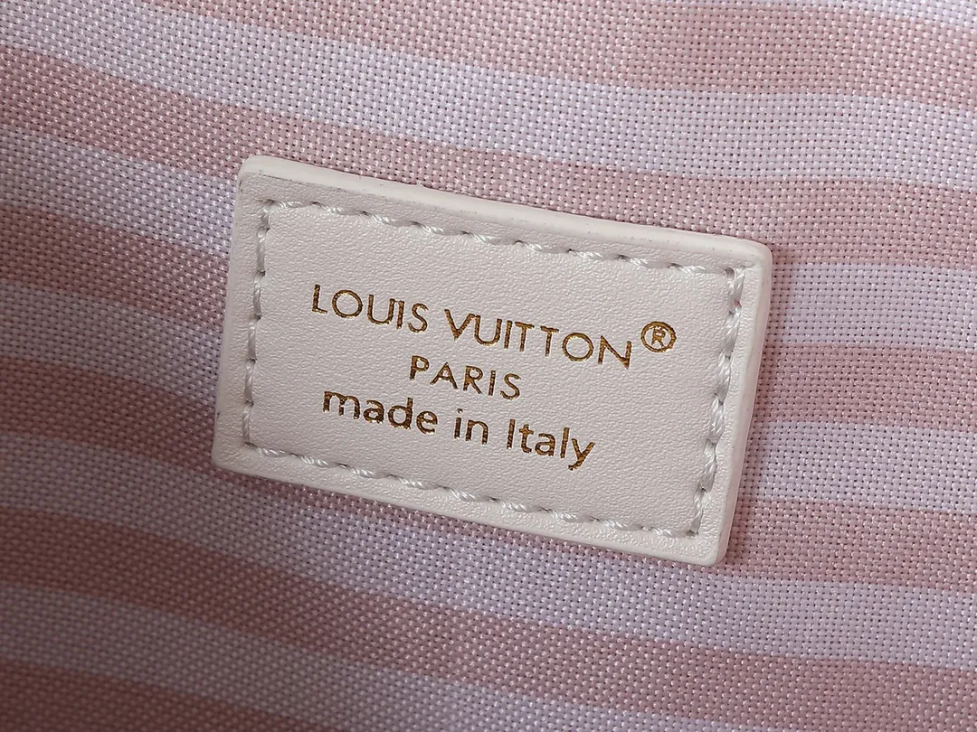 💰280💰Upgraded from the original M25554 M25085 Odyssée handbag from the 2025 early autumn series, it cleverly recalls the Excursion backpack design of the 2024 Cruise early spring series, paying tribute to Louis Vuitton's travel heritage with a classic touch. The cowhide leather body is decorated with the Monogram Bold pattern, and the decorative buckle and detachable chain are the finishing touches. The side pockets allow you to easily carry your keys or lipstick. Dimensions: 27.0 x 17.0 x 12.0 cm (length x height x width)