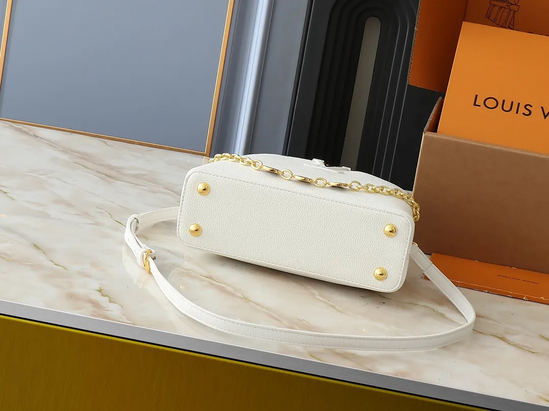 💰400💰Guangzhou goods Upgraded original M00014 M00013 M00015 [New size] This Capucines new size handbag shows soft beauty: Taurillon leather bag body with light-colored flap and top handle, enamel Monogram flower chain can also achieve a shoulder-carrying experience. Wear the slim leather strap to explore more styling possibilities. Dimensions 27 x 17.3 x 9 cm (length x height x width)