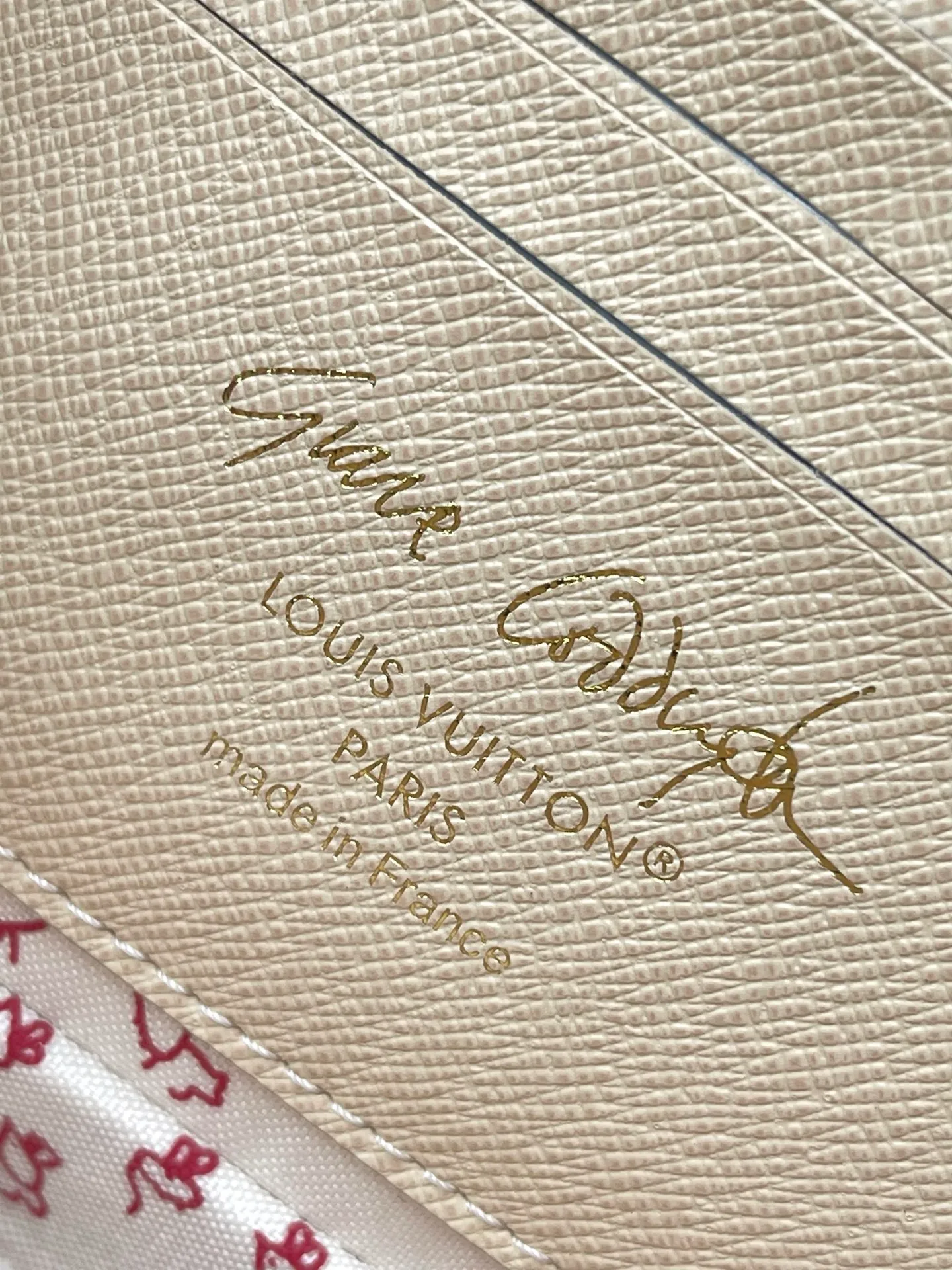 💰940 Top original order M15148 LV Travels With Grace Coddington series launches this Wallet On Chain lvy handbag, which presents hand-painted cat illustrations on Monogram canvas, telling the artist's love for cats. The detachable metal chain unlocks multiple carrying options, and the interior features patch pockets, zipper pockets and card compartments. Dimensions: 23.5 × 12 × 4.3 cm