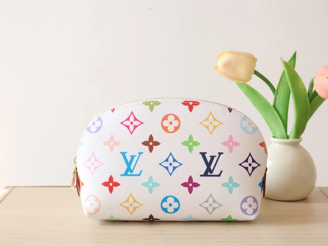 Factory price 340 [Top original order] M13744 Tricolor cosmetic bag. This Monogram print is interpreted in 33 colorful colors. In 2025, Takashi Murakami and LV jointly launched the white tricolor and the black tricolor. It was launched in twelve pieces and became popular around the world. It is loved by celebrities and celebrities. It is lively, childlike and friendly. Size: 19x12x6cm