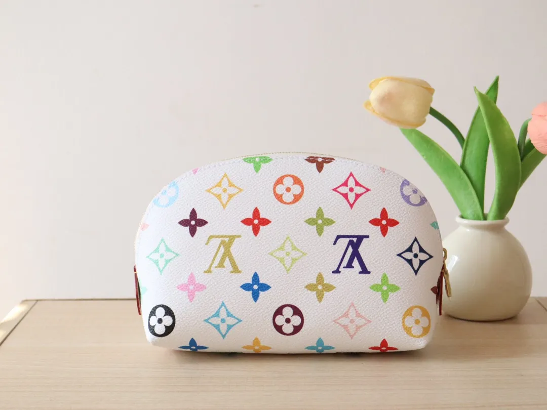 Factory price 340 [Top original order] M13744 Tricolor cosmetic bag. This Monogram print is interpreted in 33 colorful colors. In 2025, Takashi Murakami and LV jointly launched the white tricolor and the black tricolor. It was launched in twelve pieces and became popular around the world. It is loved by celebrities and celebrities. It is lively, childlike and friendly. Size: 19x12x6cm