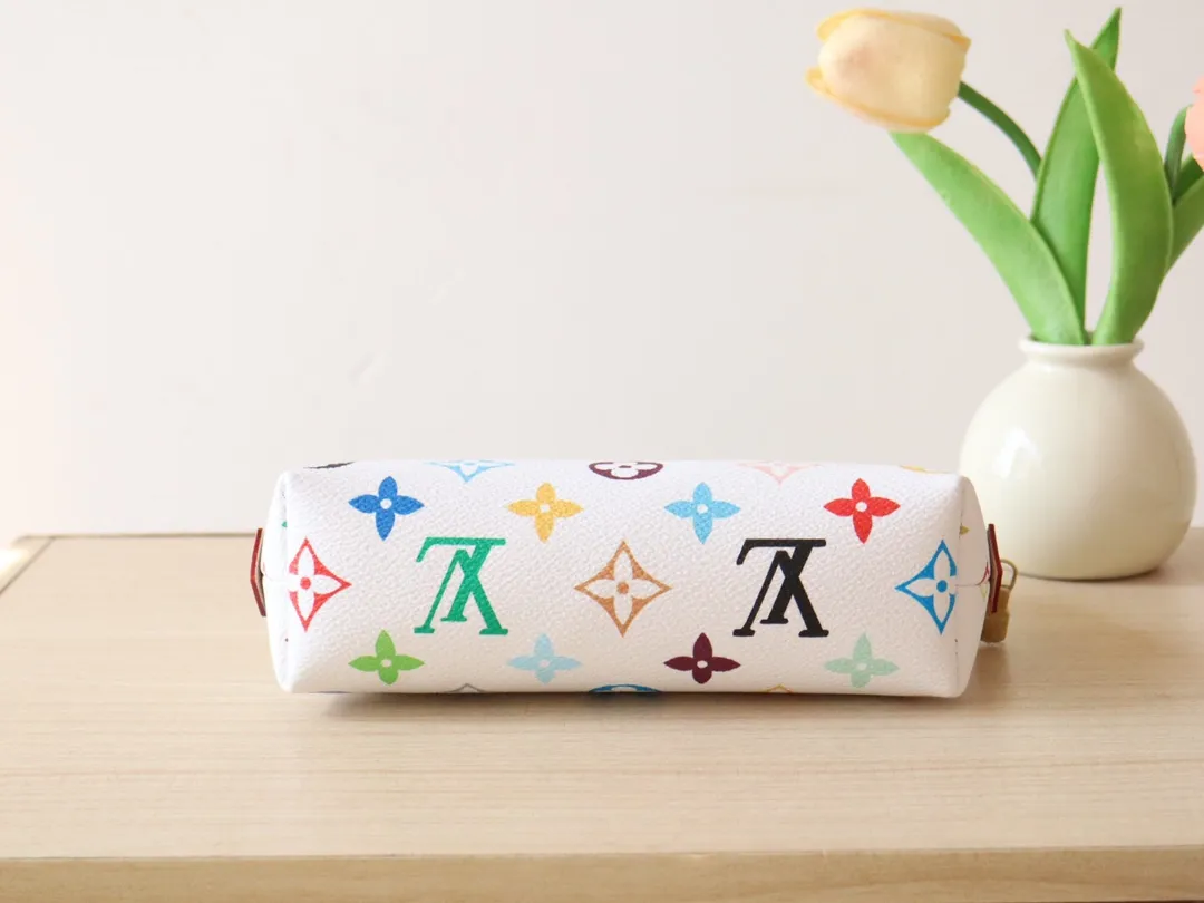 Factory price 340 [Top original order] M13744 Tricolor cosmetic bag. This Monogram print is interpreted in 33 colorful colors. In 2025, Takashi Murakami and LV jointly launched the white tricolor and the black tricolor. It was launched in twelve pieces and became popular around the world. It is loved by celebrities and celebrities. It is lively, childlike and friendly. Size: 19x12x6cm