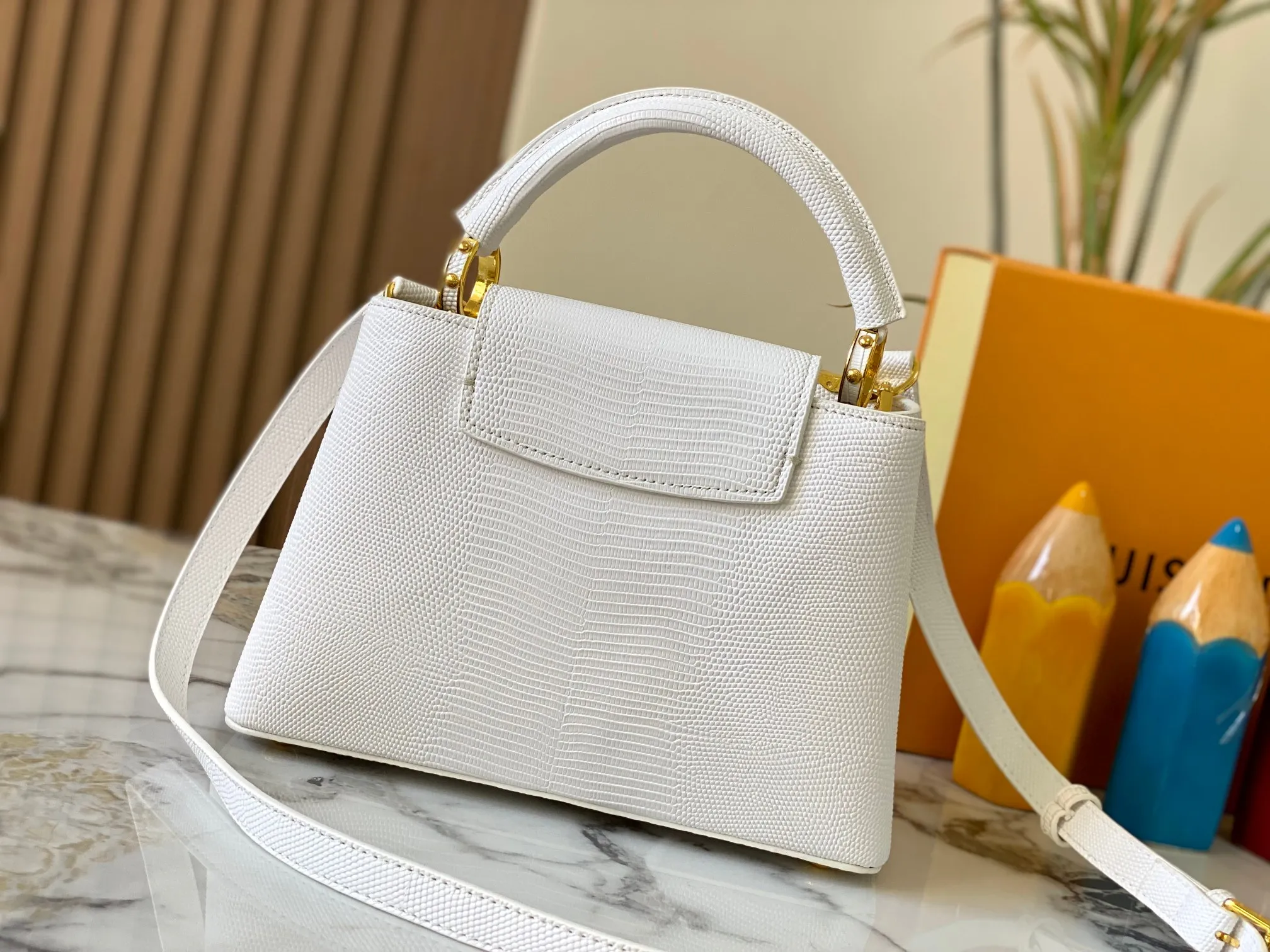 Top original P460 Guangzhou-made M12297 white lizard leather with gold diamond corolla 🔺This CapucinesBB handbag is a delicate combination of elegant lizard skin outer layer, delicate sheepskin lining and glossy metal parts. The iconic flap makes two styles fashionable. The LV logo can be read on the inside and Monogram flowers bloom on the outside. It lights up the corner of the evening occasion and adds a personalized atmosphere to the wardrobe. Shine gorgeous style in day and night occasions.  Detailed features 27 x 18 x 9 cm (length x height x width)