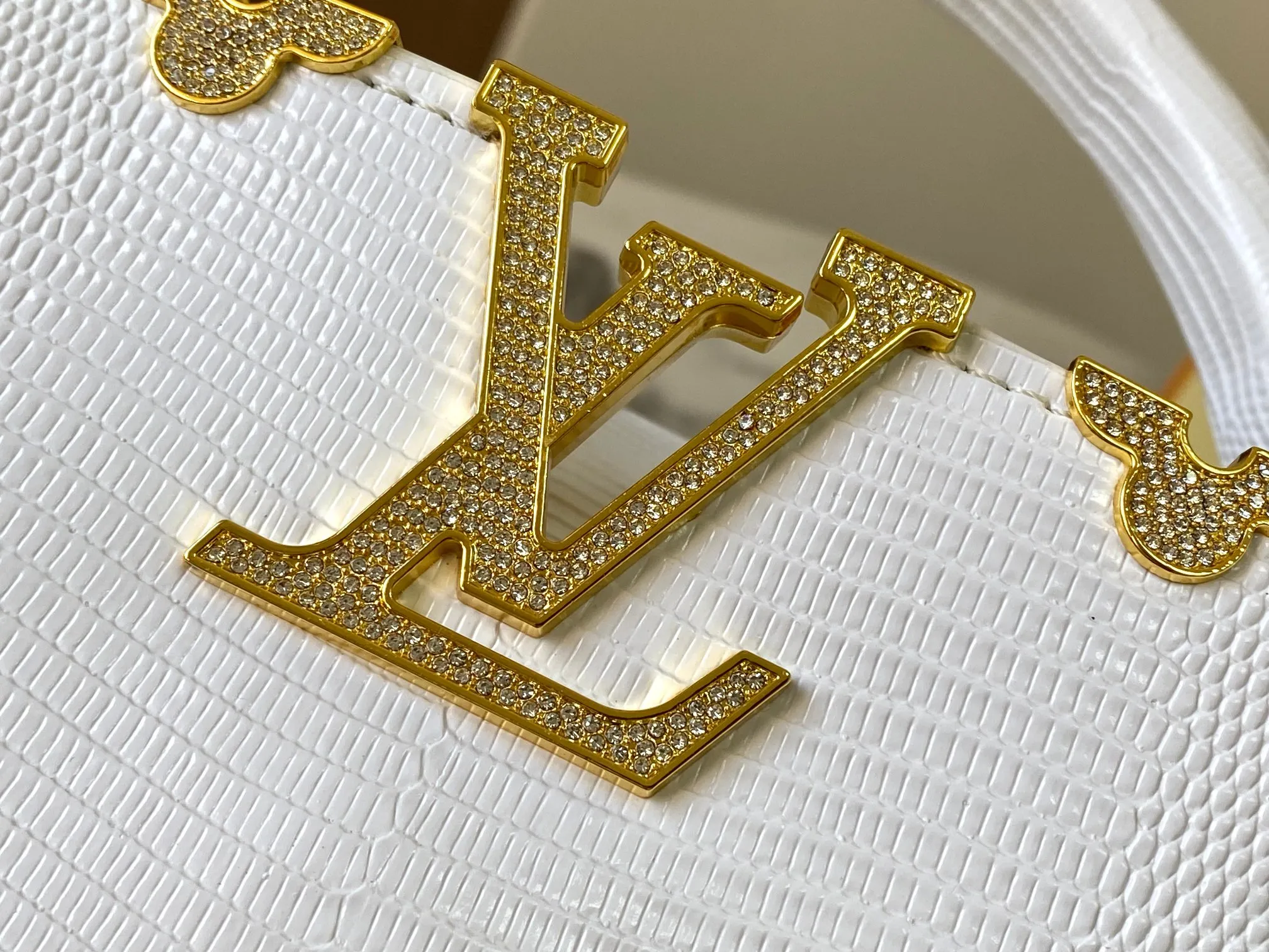 Top original P460 Guangzhou-made M12297 white lizard leather with gold diamond corolla 🔺This CapucinesBB handbag is a delicate combination of elegant lizard skin outer layer, delicate sheepskin lining and glossy metal parts. The iconic flap makes two styles fashionable. The LV logo can be read on the inside and Monogram flowers bloom on the outside. It lights up the corner of the evening occasion and adds a personalized atmosphere to the wardrobe. Shine gorgeous style in day and night occasions.  Detailed features 27 x 18 x 9 cm (length x height x width)