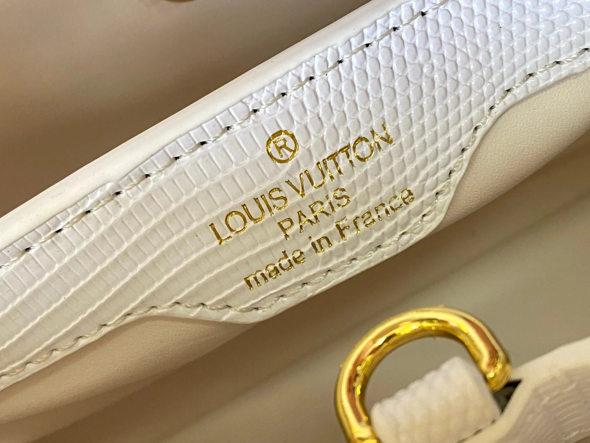 Top original P460 Guangzhou-made M12297 white lizard leather with gold diamond corolla 🔺This CapucinesBB handbag is a delicate combination of elegant lizard skin outer layer, delicate sheepskin lining and glossy metal parts. The iconic flap makes two styles fashionable. The LV logo can be read on the inside and Monogram flowers bloom on the outside. It lights up the corner of the evening occasion and adds a personalized atmosphere to the wardrobe. Shine gorgeous style in day and night occasions.  Detailed features 27 x 18 x 9 cm (length x height x width)