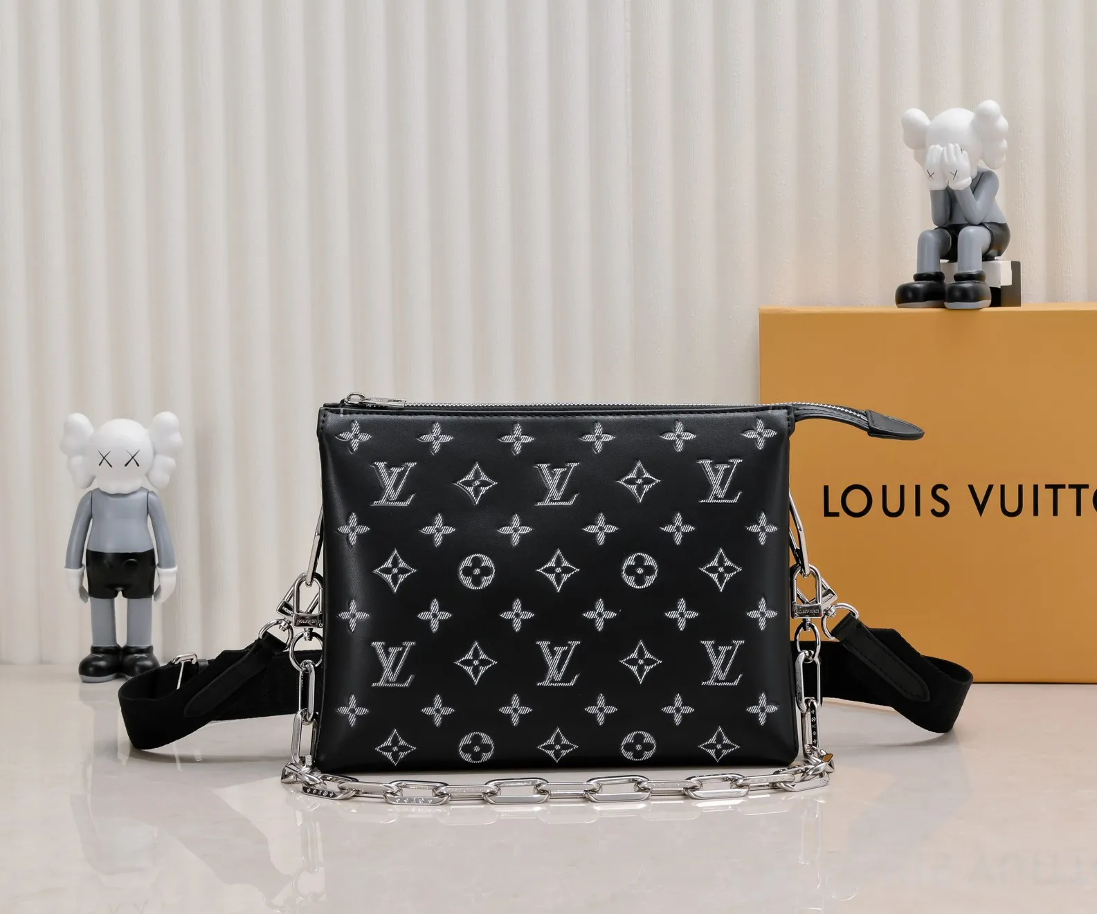 ¥340💰 Exclusive real shot-upgraded version ‼ ️ M21353 color printing 57790 This small Coussin handbag is made of Monogram embossed sheep leather, and the floral pattern is cleverly integrated into the LV letters and Monogram flowers. The chunky chain makes it easy to carry over the shoulder, and the wide adjustable fabric strap makes it easy to wear cross-body. Dimensions: 26.0 x 20.0 x 12.0 cm (length x height x width)