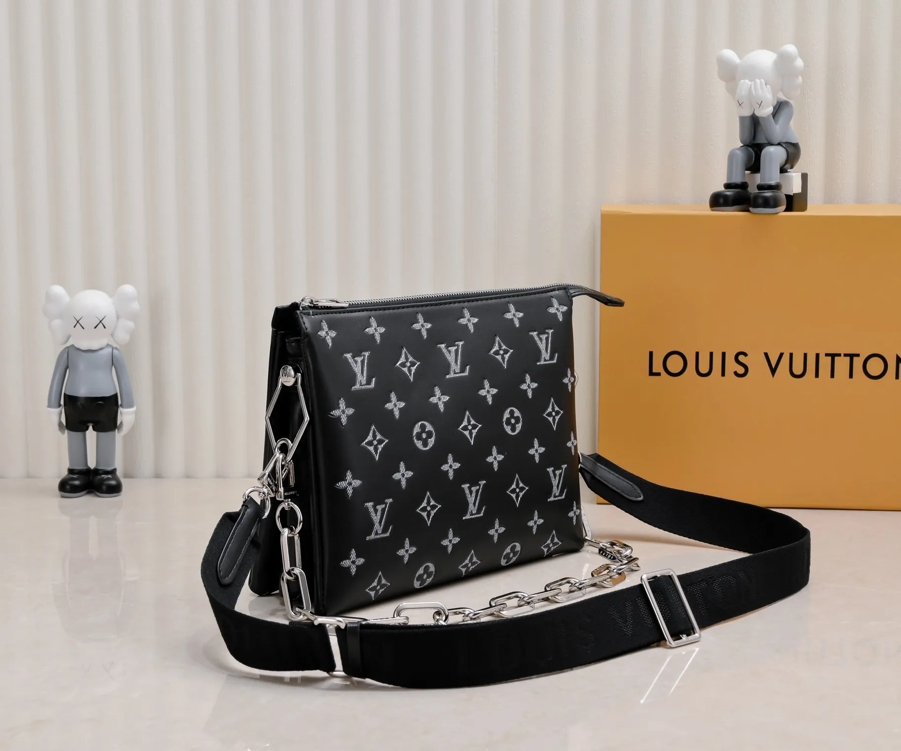 ¥340💰 Exclusive real shot-upgraded version ‼ ️ M21353 color printing 57790 This small Coussin handbag is made of Monogram embossed sheep leather, and the floral pattern is cleverly integrated into the LV letters and Monogram flowers. The chunky chain makes it easy to carry over the shoulder, and the wide adjustable fabric strap makes it easy to wear cross-body. Dimensions: 26.0 x 20.0 x 12.0 cm (length x height x width)