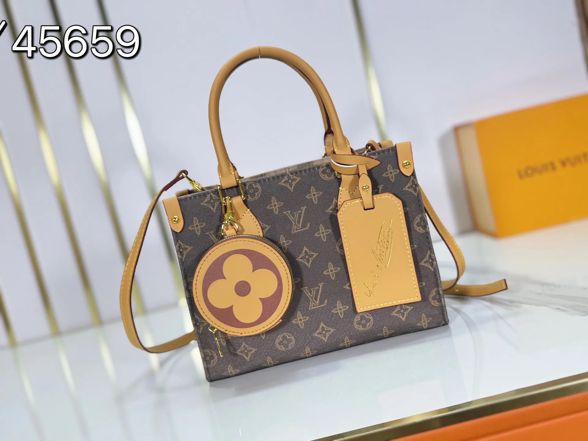 P260 upgraded original M28289 M45659 M44571 To celebrate the 130th anniversary of Louis Vuitton's Monogram pattern, this small OnTheGo handbag chooses Monogram Origine Bleu Courrier pattern canvas to reinterpret classic elements from a retro perspective. The shoulder straps, handles and address plaque are cut out of cowhide, and the striped lining and pockets open to reveal. Zipper bag securely stores valuables. Dimensions: 25 x 19 x 11.5 (cm) ((length x height x width)