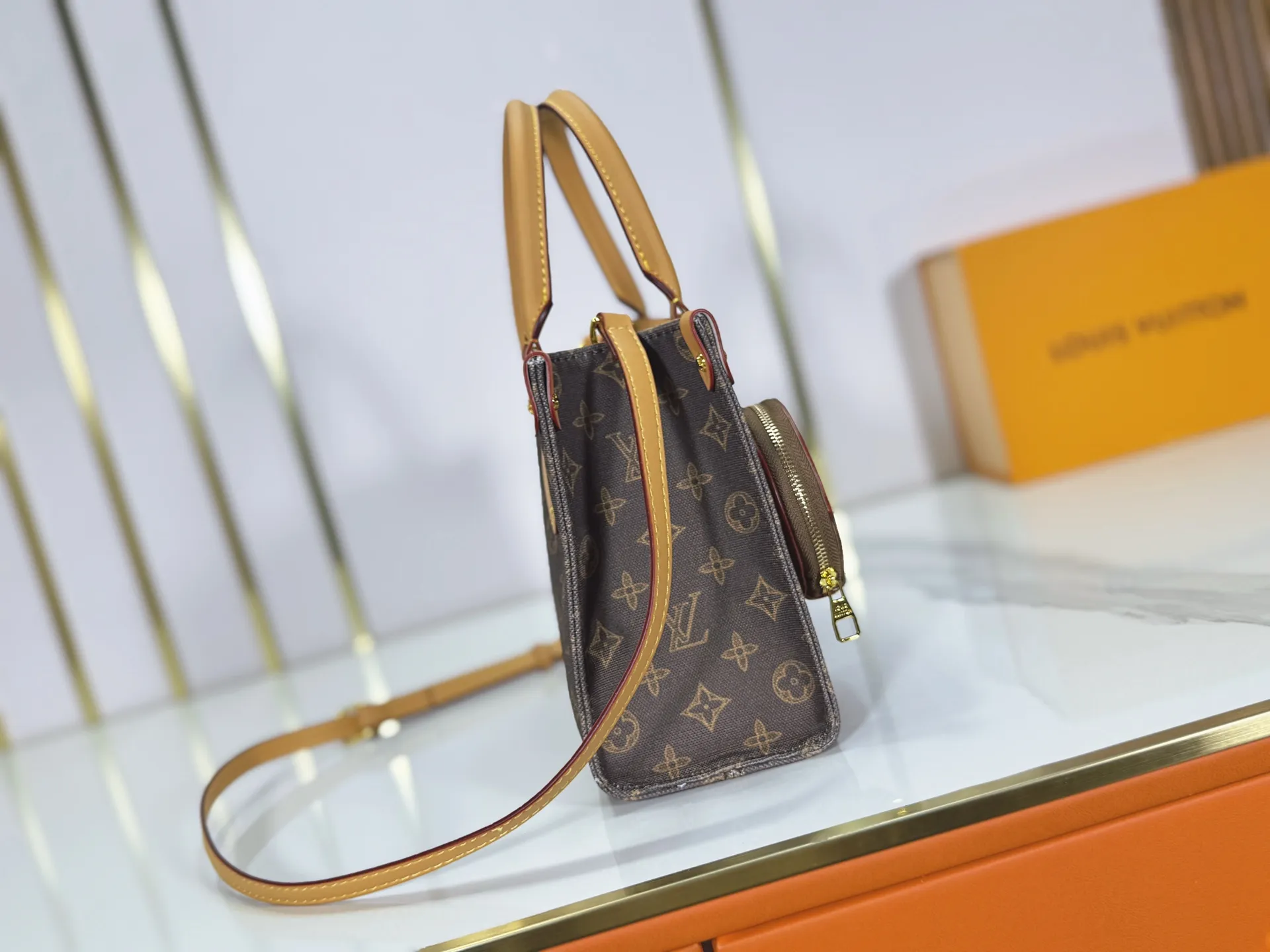 P260 upgraded original M28289 M45659 M44571 To celebrate the 130th anniversary of Louis Vuitton's Monogram pattern, this small OnTheGo handbag chooses Monogram Origine Bleu Courrier pattern canvas to reinterpret classic elements from a retro perspective. The shoulder straps, handles and address plaque are cut out of cowhide, and the striped lining and pockets open to reveal. Zipper bag securely stores valuables. Dimensions: 25 x 19 x 11.5 (cm) ((length x height x width)